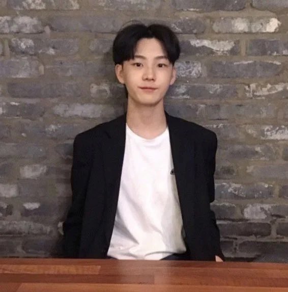 chunloversclub's tweet photo. 첫번째 사진이 츄츄츄츄츄잉껌 하면서
플디 막 들어간 중3 아기 시절 https://t.co/mYKVuLnUkc