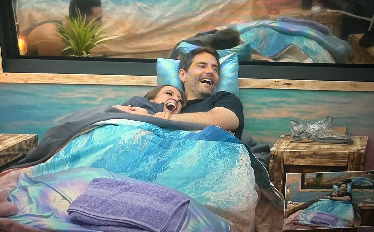 StrawFreddiie's tweet photo. Que felicidad me da ver a Vero y Memo juntos, pero ya duérmanse no mamen casi 5 am y aquí sigo, pero pendeja yo por andar al pendiente 🖖😭

VOTA X MEMO
MEMO GANADOR
#LaCasaDeLosFamososMx #TropaSchutz https://t.co/4fVe1y8DEY