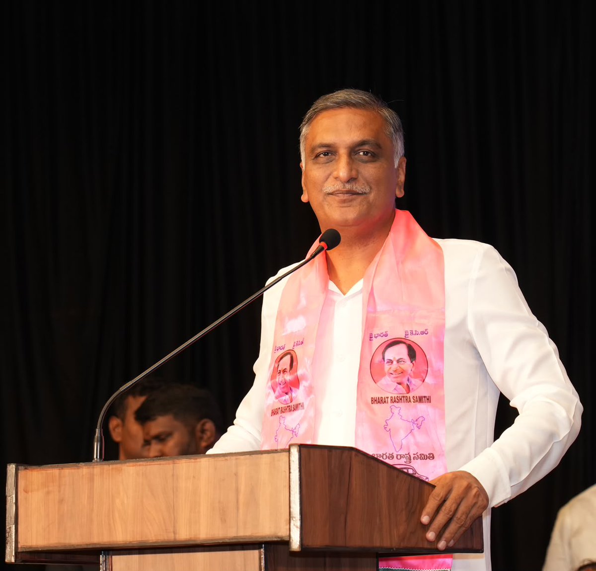 HarishRaoOffice's tweet photo. సనత్‌నగర్ నియోజకవర్గంలో జరిగిన గ్రాడ్యుయేట్ ఎమ్మెల్సీ ఓటరు నమోదు సన్నాహక సమావేశంలో పాల్గొన్న మాజీ మంత్రి, బీఆర్ఎస్ డిప్యూటీ ఫ్లోర్ లీడర్ @BRSHarish గారు. 

ఈ సందర్భంగా మాట్లాడుతూ.. 

✳️ నవరాత్రి, దసరా తర్వాత ఓటు నమోదు చేసుకుందాం, టైం ఉంది కదా అనే భావన వద్దు. ఈ క్షణం నుండి ఓటరు నమోదు కార్యక్రమాలు ప్రారంభించాలి.

✳️ BRS వాళ్ళు వచ్చి ఓటు రాయిస్తే ఆ ఓటర్ బిఆర్ఎస్ పట్ల పాజిటివ్ గా ఉంటాడు. First come First, మీరు క్షేత్ర స్థాయిలో పని ప్రారంభించండి.

✳️ హైదరాబాద్ లో ఎక్కడ చూడని క్రమశిక్షణ శీనన్న మీటింగ్ లో చూస్తా. మీరంతా శీనన్న ఫ్యామిలీ.

✳️ పోయిన సారి వాణి అక్క నిలబడ్డప్పుడు ఫస్ట్ మీటింగ్ సనత్ నగర్ లోనే పెట్టాం, వాణి అక్కను గెలిపించుకున్నాం, బోణి కొట్టాం. ఈ సారి కూడా సనత్ నగర్ నుండే మొదలు పెట్టాం మల్లి గెలుస్తున్నాం.

✳️ పోయినసారి 10,490 గ్రాడ్యుయేట్ ఎమ్మెల్సీ ఓట్లు సనత్ నగర్ నియోజకవర్గంలో నమోదు చేసాం. ఈసారి డబల్ చేద్దాం. రేపటి నుండే ఫీల్డ్ లో కష్టపడుదాం.

✳️ ఒక బిఆర్ఎస్ కార్యకర్త పొద్దున్న ఒక రెండు గంటలు, రాత్రి ఒక రెండు గంటలు అప్లికేషన్ ఫారంలు నింపితే రోజుకు 40 ఫారంలు నింపొచ్చు.

✳️ పాజిటివ్, ప్లీజింగ్ మైండ్ తో వెళ్ళాలి. స్లొగన్స్, గుంపులు గుంపులుగా వెళ్లొద్దు.  

✳️ యువత, ఉద్యోగులు, రిటైర్డ్ ఉద్యోగులు, కాలేజీ యాజమాన్యాలు ఎవ్వరు కూడా రేవంత్ రెడ్డి కి ఓటు వేసే పరిస్థితి లేదు.

✳️ మూడు సంవత్సరాలుగా విద్యార్థులకు ఫీజు రీయింబర్స్‌మెంట్ ను ఆపేసాడు. రాజశేఖర్ రెడ్డి గారు ఈ పథకాన్ని తెచ్చినా, పేద విద్యార్థులకు మంచి జరుగుతున్నదని కెసిఆర్ గారు కొనసాగించిండు.

✳️ 2014కు ముందు కాంగ్రెస్ పెట్టి పోయిన 1500 కోట్ల ఫీజు రీయింబర్స్‌మెంట్ బకాయిలను చెల్లించిండు కెసిఆర్. తొమ్మిదిన్నర సంవత్సరాలలో 19 వేల కోట్ల ఫీజు రీయింబర్స్‌మెంట్ ఇచ్చాడు మన కెసిఆర్.

✳️ బిసి, ఎస్సీ, ఎస్టీ విద్యార్థులకు ఇబ్బంది రావొద్దని కరోనా వచ్చినా, నోట్ల రద్దు జరిగినా ఫీజు రీయింబర్స్‌మెంట్ ఆగలేదు.

✳️ మూడు సంవత్సరాల రేవంత్ పాలనలో ఫీజు రీయింబర్స్‌మెంట్ ఆగిపోయింది. విద్యార్థులకు సర్టిఫికెట్లు ఇవ్వడం లేదు. రేవంత్ రెడ్డి పుణ్యమా అని పిల్లల ఉన్నత చదువులు ఆగిపోతున్నాయి, పిల్లలు ఉద్యోగ అవకాశాలు కోల్పోతున్నారు.

✳️ ఎన్నికల అప్పుడు కాంగ్రెస్ పార్టీ మొదటి సంవత్సరంలోనే రెండు లక్షల ఉద్యోగాలు ఇస్తామని హామీ ఇచ్చారు. వీళ్ళ మాటలను తెలంగాణ ప్రజలు నమ్మరెమో అని రాహుల్ గాంధీతో ప్రియాంక గాంధీతో అశోక్ నగర్ చౌరస్తాలో నాటకాలు ఆడించారు, నేడు అధికారంలోకి వచ్చినాక ముఖం చాటేశారు.

✳️ దేశంలోనే ఏ రాష్ట్రం ఇవ్వని విధంగా ప్రభుత్వ ఉద్యోగులకు మొదటిసారి 42%, రెండవసారి 31% PRC ఇచ్చిన ఒకే ఒక్క నాయకుడు కెసిఆర్ గారు. 

✳️ కాంగ్రెస్ అధికారంలోకి వస్తే వెనువెంటనే PRC ఇస్తాం, DAలు క్లియర్ చేస్తాం అన్నారు. మూడున్నరయేండ్లు అయ్యింది PRC అతీగతీ లేదు. 5 DAలు పెండింగ్ లో ఉన్నాయి.

✳️ సచివాలయంలో రిటైర్డ్ ఉద్యోగులు ధర్నా చేస్తున్నారు. 15% కమిషన్ ఇస్తేనే వాళ్ళు GPF, పెన్షన్ డబ్బులు ఇస్తామంటుంటే ఫైనాన్స్ మినిస్టర్ ఛాంబర్ ముందు నిరసన తెలుపుతున్నారు. దేశ చరిత్రలోనే ఫైనాన్స్ మినిస్టర్ ఛాంబర్ ముందు ఉద్యోగులు నిరసన చేసిన చరిత్ర లేదు.

✳️ హైదరాబాద్ బ్రాండ్ ఇమేజ్ ని పెంచింది బిఆర్ఎస్. ఎన్నో పెట్టుబడులు వచ్చాయి, ఐటీలో గాని, ఇండస్ట్రీయల్ లో గాని, హైదరాబాద్ అభివృద్ధిలో గాని కేసీఆర్ ప్రభుత్వం చేసిన కృషి మర్చిపోలేనిది. కరోనా వచ్చినా ఫ్లైఓవర్లు కట్టినం.

✳️ నేడు హైదరాబాద్ బ్రాండ్ ఇమేజ్ ను దెబ్బతీస్తున్న రేవంత్ రెడ్డి. ఒకవైపు హైడ్రా, ఒకవైపు 22A, ఇంకో వైపు అవినీతితో రియల్ ఎస్టేట్ కుప్పకూలిపోయింది.

✳️ ప్రజలు అందరు బిఆర్ఎస్ వైపు చూస్తున్నారు. మల్ల వచ్చేది బిఆర్ఎస్ ప్రభుత్వమే. ఈ ఎమ్మెల్సీ ఎన్నికల గెలుపుతో రేవంత్ రెడ్డి పతనం ప్రారంభం అవుతుంది.

✳️ రేవంత్ రెడ్డి సిరిసిల్లకు దండయాత్రకు పోతుండట, దండయాత్ర చేయడానికి అది ఏమైనా శత్రువు రాజ్యమా..? సిరిసిల్ల తెలంగాణలో లేదా..?

✳️ 4000 మంది పోలీసులతోని బిఆర్ఎస్ కార్యకర్తలను, ఉద్యమకారులను అరెస్టు చేసి పోలీస్ స్టేషన్లో కూర్చోబెడుతున్నారు.

✳️ ఒక్కసారి సిరిసిల్లలో అడుగు.. కేటీఆర్ కు ముందు కేటీఆర్ కు తర్వాత ఎంత అభివృద్ధి జరిగిందో వాళ్లే నీకు సమాధానం చెప్తారు.