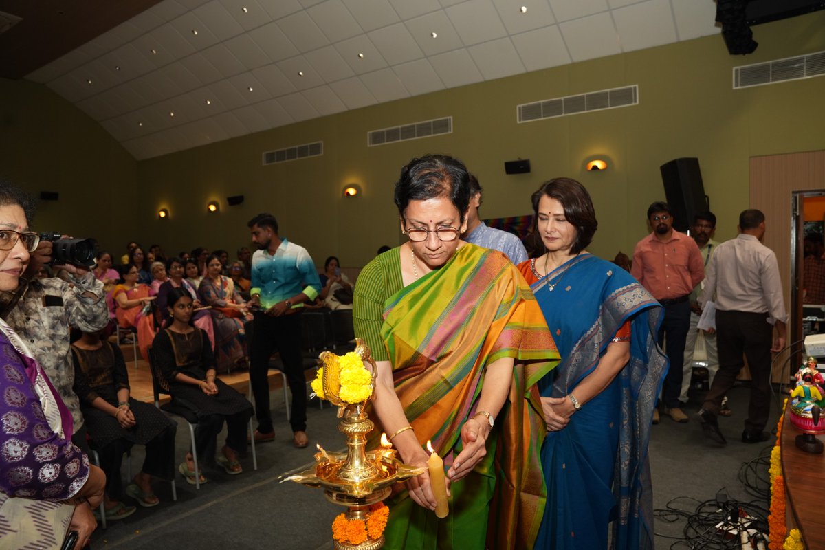 cooptexindia's tweet photo. Beautiful Collection of Sarees &amp; Exclusive Crafts from Poompuhar on display at the Expo!

Actress Amala Akkineni at the inauguration!
Location: Saptaparni, Banjara Hills, Hyderabad.

#saree #handloom #poompuhar #crafts #art #handicraft #expo #hyderabad https://t.co/6NEDa3Zrtn