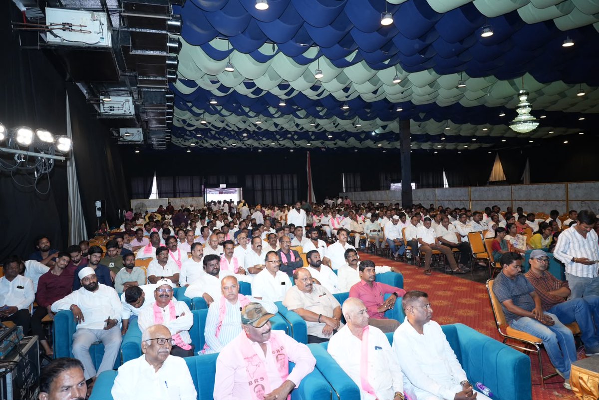 HarishRaoOffice's tweet photo. సనత్‌నగర్ నియోజకవర్గంలో జరిగిన గ్రాడ్యుయేట్ ఎమ్మెల్సీ ఓటరు నమోదు సన్నాహక సమావేశంలో పాల్గొన్న మాజీ మంత్రి, బీఆర్ఎస్ డిప్యూటీ ఫ్లోర్ లీడర్ @BRSHarish గారు. 

ఈ సందర్భంగా మాట్లాడుతూ.. 

✳️ నవరాత్రి, దసరా తర్వాత ఓటు నమోదు చేసుకుందాం, టైం ఉంది కదా అనే భావన వద్దు. ఈ క్షణం నుండి ఓటరు నమోదు కార్యక్రమాలు ప్రారంభించాలి.

✳️ BRS వాళ్ళు వచ్చి ఓటు రాయిస్తే ఆ ఓటర్ బిఆర్ఎస్ పట్ల పాజిటివ్ గా ఉంటాడు. First come First, మీరు క్షేత్ర స్థాయిలో పని ప్రారంభించండి.

✳️ హైదరాబాద్ లో ఎక్కడ చూడని క్రమశిక్షణ శీనన్న మీటింగ్ లో చూస్తా. మీరంతా శీనన్న ఫ్యామిలీ.

✳️ పోయిన సారి వాణి అక్క నిలబడ్డప్పుడు ఫస్ట్ మీటింగ్ సనత్ నగర్ లోనే పెట్టాం, వాణి అక్కను గెలిపించుకున్నాం, బోణి కొట్టాం. ఈ సారి కూడా సనత్ నగర్ నుండే మొదలు పెట్టాం మల్లి గెలుస్తున్నాం.

✳️ పోయినసారి 10,490 గ్రాడ్యుయేట్ ఎమ్మెల్సీ ఓట్లు సనత్ నగర్ నియోజకవర్గంలో నమోదు చేసాం. ఈసారి డబల్ చేద్దాం. రేపటి నుండే ఫీల్డ్ లో కష్టపడుదాం.

✳️ ఒక బిఆర్ఎస్ కార్యకర్త పొద్దున్న ఒక రెండు గంటలు, రాత్రి ఒక రెండు గంటలు అప్లికేషన్ ఫారంలు నింపితే రోజుకు 40 ఫారంలు నింపొచ్చు.

✳️ పాజిటివ్, ప్లీజింగ్ మైండ్ తో వెళ్ళాలి. స్లొగన్స్, గుంపులు గుంపులుగా వెళ్లొద్దు.  

✳️ యువత, ఉద్యోగులు, రిటైర్డ్ ఉద్యోగులు, కాలేజీ యాజమాన్యాలు ఎవ్వరు కూడా రేవంత్ రెడ్డి కి ఓటు వేసే పరిస్థితి లేదు.

✳️ మూడు సంవత్సరాలుగా విద్యార్థులకు ఫీజు రీయింబర్స్‌మెంట్ ను ఆపేసాడు. రాజశేఖర్ రెడ్డి గారు ఈ పథకాన్ని తెచ్చినా, పేద విద్యార్థులకు మంచి జరుగుతున్నదని కెసిఆర్ గారు కొనసాగించిండు.

✳️ 2014కు ముందు కాంగ్రెస్ పెట్టి పోయిన 1500 కోట్ల ఫీజు రీయింబర్స్‌మెంట్ బకాయిలను చెల్లించిండు కెసిఆర్. తొమ్మిదిన్నర సంవత్సరాలలో 19 వేల కోట్ల ఫీజు రీయింబర్స్‌మెంట్ ఇచ్చాడు మన కెసిఆర్.

✳️ బిసి, ఎస్సీ, ఎస్టీ విద్యార్థులకు ఇబ్బంది రావొద్దని కరోనా వచ్చినా, నోట్ల రద్దు జరిగినా ఫీజు రీయింబర్స్‌మెంట్ ఆగలేదు.

✳️ మూడు సంవత్సరాల రేవంత్ పాలనలో ఫీజు రీయింబర్స్‌మెంట్ ఆగిపోయింది. విద్యార్థులకు సర్టిఫికెట్లు ఇవ్వడం లేదు. రేవంత్ రెడ్డి పుణ్యమా అని పిల్లల ఉన్నత చదువులు ఆగిపోతున్నాయి, పిల్లలు ఉద్యోగ అవకాశాలు కోల్పోతున్నారు.

✳️ ఎన్నికల అప్పుడు కాంగ్రెస్ పార్టీ మొదటి సంవత్సరంలోనే రెండు లక్షల ఉద్యోగాలు ఇస్తామని హామీ ఇచ్చారు. వీళ్ళ మాటలను తెలంగాణ ప్రజలు నమ్మరెమో అని రాహుల్ గాంధీతో ప్రియాంక గాంధీతో అశోక్ నగర్ చౌరస్తాలో నాటకాలు ఆడించారు, నేడు అధికారంలోకి వచ్చినాక ముఖం చాటేశారు.

✳️ దేశంలోనే ఏ రాష్ట్రం ఇవ్వని విధంగా ప్రభుత్వ ఉద్యోగులకు మొదటిసారి 42%, రెండవసారి 31% PRC ఇచ్చిన ఒకే ఒక్క నాయకుడు కెసిఆర్ గారు. 

✳️ కాంగ్రెస్ అధికారంలోకి వస్తే వెనువెంటనే PRC ఇస్తాం, DAలు క్లియర్ చేస్తాం అన్నారు. మూడున్నరయేండ్లు అయ్యింది PRC అతీగతీ లేదు. 5 DAలు పెండింగ్ లో ఉన్నాయి.

✳️ సచివాలయంలో రిటైర్డ్ ఉద్యోగులు ధర్నా చేస్తున్నారు. 15% కమిషన్ ఇస్తేనే వాళ్ళు GPF, పెన్షన్ డబ్బులు ఇస్తామంటుంటే ఫైనాన్స్ మినిస్టర్ ఛాంబర్ ముందు నిరసన తెలుపుతున్నారు. దేశ చరిత్రలోనే ఫైనాన్స్ మినిస్టర్ ఛాంబర్ ముందు ఉద్యోగులు నిరసన చేసిన చరిత్ర లేదు.

✳️ హైదరాబాద్ బ్రాండ్ ఇమేజ్ ని పెంచింది బిఆర్ఎస్. ఎన్నో పెట్టుబడులు వచ్చాయి, ఐటీలో గాని, ఇండస్ట్రీయల్ లో గాని, హైదరాబాద్ అభివృద్ధిలో గాని కేసీఆర్ ప్రభుత్వం చేసిన కృషి మర్చిపోలేనిది. కరోనా వచ్చినా ఫ్లైఓవర్లు కట్టినం.

✳️ నేడు హైదరాబాద్ బ్రాండ్ ఇమేజ్ ను దెబ్బతీస్తున్న రేవంత్ రెడ్డి. ఒకవైపు హైడ్రా, ఒకవైపు 22A, ఇంకో వైపు అవినీతితో రియల్ ఎస్టేట్ కుప్పకూలిపోయింది.

✳️ ప్రజలు అందరు బిఆర్ఎస్ వైపు చూస్తున్నారు. మల్ల వచ్చేది బిఆర్ఎస్ ప్రభుత్వమే. ఈ ఎమ్మెల్సీ ఎన్నికల గెలుపుతో రేవంత్ రెడ్డి పతనం ప్రారంభం అవుతుంది.

✳️ రేవంత్ రెడ్డి సిరిసిల్లకు దండయాత్రకు పోతుండట, దండయాత్ర చేయడానికి అది ఏమైనా శత్రువు రాజ్యమా..? సిరిసిల్ల తెలంగాణలో లేదా..?

✳️ 4000 మంది పోలీసులతోని బిఆర్ఎస్ కార్యకర్తలను, ఉద్యమకారులను అరెస్టు చేసి పోలీస్ స్టేషన్లో కూర్చోబెడుతున్నారు.

✳️ ఒక్కసారి సిరిసిల్లలో అడుగు.. కేటీఆర్ కు ముందు కేటీఆర్ కు తర్వాత ఎంత అభివృద్ధి జరిగిందో వాళ్లే నీకు సమాధానం చెప్తారు.