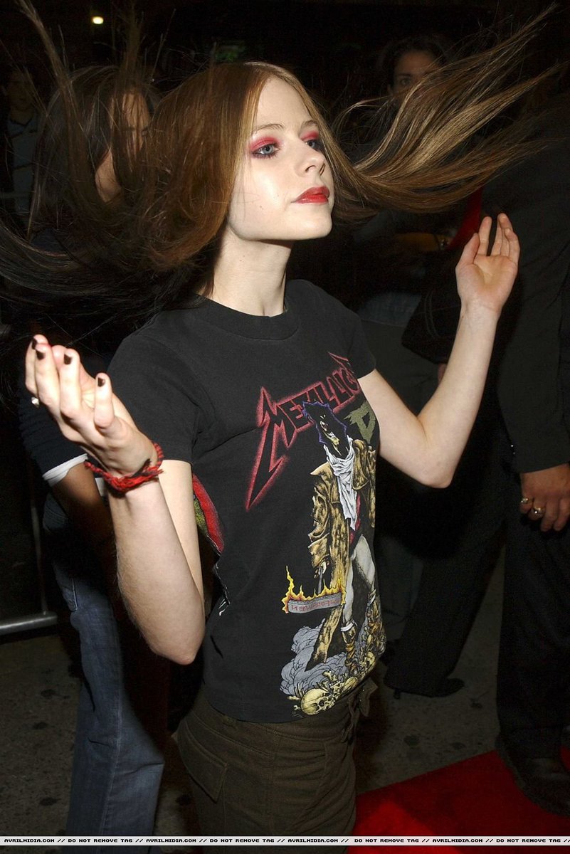 breakwaay's tweet photo. sofro na fic da Avril plagiar o evanescence sem nunca ter citado eles, quando sua estética desde o final de 2002 (let go) inicio de 2003 estava evoluindo para algo mais maduro influenciada diretamente pelo metallica, Marilyn Manson e linkin park, 2026 essa fic n sustenta mais 🤌 https://t.co/U3jG73dwjo
