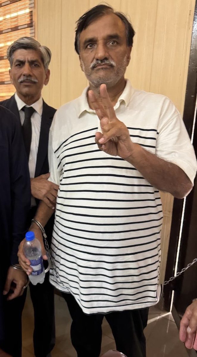 mukhtarhassan56's tweet photo. میجر (ر) ظفر اقبال گوندل آج گوجرانوالہ کی انسدادِ دہشت گردی عدالت سے 14 روز پابندِ سلاسل رہنے کے بعد مقدمے میں ڈسچارج ہوئے، مگر کمرۂ عدالت سے باہر آتے ہی انہیں دوبارہ حراست میں لے لیا گیا۔

 ضلعی انتظامیہ منڈی بہاؤالدین کی جانب سے 3-MPO کے تحت ان کی دوبارہ گرفتاری عمل میں لائی گئی۔

ایک مقدمے سے رہائی ملتے ہی دوبارہ حراست — 

@PTIofficial