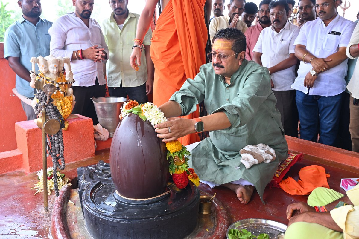 BasanagoudaBJP's tweet photo. ಧಾರ್ಮಿಕ ಹಾಗೂ ಆಧ್ಯಾತ್ಮಿಕ ಮಹತ್ಕಾರ್ಯಗಳಿಗೆ ಹೆಸರುವಾಸಿಯಾಗಿರುವ ಕೊಪ್ಪಳ ಜಿಲ್ಲೆಯ ಕುಷ್ಟಗಿ ಪಟ್ಟಣದ ಸಮೀಪವಿರುವ ಶ್ರೀ ಅಮರನಾಥೇಶ್ವರ ಮಹಾದೇವ ಮಠ (ನಾಗಸಾಧು ಆಶ್ರಮ)ಕ್ಕೆ ಇಂದು ಭೇಟಿ ನೀಡಿ, ವಿಶೇಷ ಪೂಜೆ ಸಲ್ಲಿಸಿ, ನಾಡಿಗೆ ಒಳಿತಾಗಲೆಂದು ಪ್ರಾರ್ಥಿಸಲಾಯಿತು. ಇದೇ ವೇಳೆ ಮಠದ ಪೀಠಾಧಿಕಾರಿಗಳಾದ ಶ್ರೀ ಮಹಂತ ಸಹದೇವನಂದ ಗಿರಿ ಮಹಾರಾಜರ ದರ್ಶನಾಶೀರ್ವಾದ ಪಡೆದುಕೊಳ್ಳಲಾಯಿತು. ಮುಖಂಡರು, ಹಿತೈಷಿಗಳು, ಕಾರ್ಯಕರ್ತರು, ಅಭಿಮಾನಿಗಳು, ಶ್ರೀಮಠದವರು ಉಪಸ್ಥಿತರಿದ್ದರು.