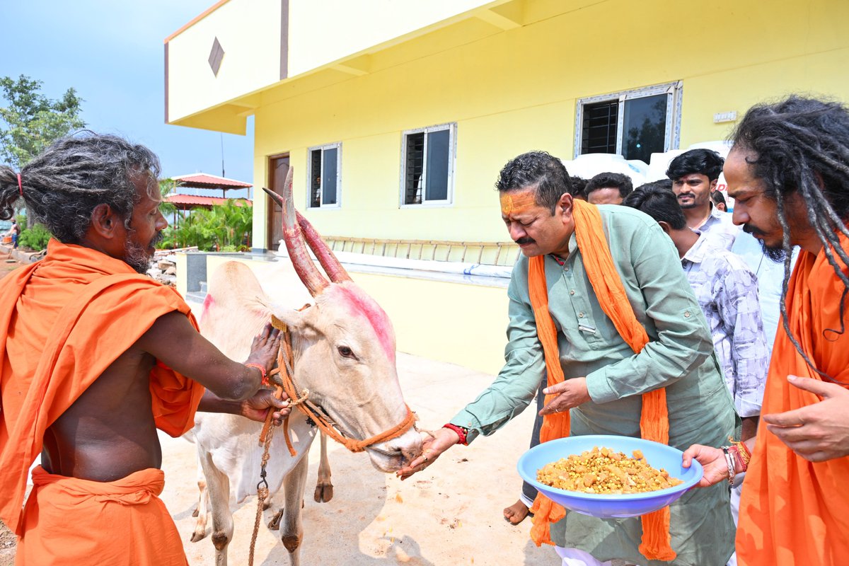 BasanagoudaBJP's tweet photo. ಧಾರ್ಮಿಕ ಹಾಗೂ ಆಧ್ಯಾತ್ಮಿಕ ಮಹತ್ಕಾರ್ಯಗಳಿಗೆ ಹೆಸರುವಾಸಿಯಾಗಿರುವ ಕೊಪ್ಪಳ ಜಿಲ್ಲೆಯ ಕುಷ್ಟಗಿ ಪಟ್ಟಣದ ಸಮೀಪವಿರುವ ಶ್ರೀ ಅಮರನಾಥೇಶ್ವರ ಮಹಾದೇವ ಮಠ (ನಾಗಸಾಧು ಆಶ್ರಮ)ಕ್ಕೆ ಇಂದು ಭೇಟಿ ನೀಡಿ, ವಿಶೇಷ ಪೂಜೆ ಸಲ್ಲಿಸಿ, ನಾಡಿಗೆ ಒಳಿತಾಗಲೆಂದು ಪ್ರಾರ್ಥಿಸಲಾಯಿತು. ಇದೇ ವೇಳೆ ಮಠದ ಪೀಠಾಧಿಕಾರಿಗಳಾದ ಶ್ರೀ ಮಹಂತ ಸಹದೇವನಂದ ಗಿರಿ ಮಹಾರಾಜರ ದರ್ಶನಾಶೀರ್ವಾದ ಪಡೆದುಕೊಳ್ಳಲಾಯಿತು. ಮುಖಂಡರು, ಹಿತೈಷಿಗಳು, ಕಾರ್ಯಕರ್ತರು, ಅಭಿಮಾನಿಗಳು, ಶ್ರೀಮಠದವರು ಉಪಸ್ಥಿತರಿದ್ದರು.
