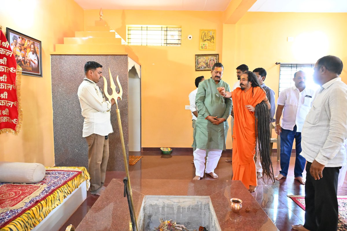 BasanagoudaBJP's tweet photo. ಧಾರ್ಮಿಕ ಹಾಗೂ ಆಧ್ಯಾತ್ಮಿಕ ಮಹತ್ಕಾರ್ಯಗಳಿಗೆ ಹೆಸರುವಾಸಿಯಾಗಿರುವ ಕೊಪ್ಪಳ ಜಿಲ್ಲೆಯ ಕುಷ್ಟಗಿ ಪಟ್ಟಣದ ಸಮೀಪವಿರುವ ಶ್ರೀ ಅಮರನಾಥೇಶ್ವರ ಮಹಾದೇವ ಮಠ (ನಾಗಸಾಧು ಆಶ್ರಮ)ಕ್ಕೆ ಇಂದು ಭೇಟಿ ನೀಡಿ, ವಿಶೇಷ ಪೂಜೆ ಸಲ್ಲಿಸಿ, ನಾಡಿಗೆ ಒಳಿತಾಗಲೆಂದು ಪ್ರಾರ್ಥಿಸಲಾಯಿತು. ಇದೇ ವೇಳೆ ಮಠದ ಪೀಠಾಧಿಕಾರಿಗಳಾದ ಶ್ರೀ ಮಹಂತ ಸಹದೇವನಂದ ಗಿರಿ ಮಹಾರಾಜರ ದರ್ಶನಾಶೀರ್ವಾದ ಪಡೆದುಕೊಳ್ಳಲಾಯಿತು. ಮುಖಂಡರು, ಹಿತೈಷಿಗಳು, ಕಾರ್ಯಕರ್ತರು, ಅಭಿಮಾನಿಗಳು, ಶ್ರೀಮಠದವರು ಉಪಸ್ಥಿತರಿದ್ದರು.