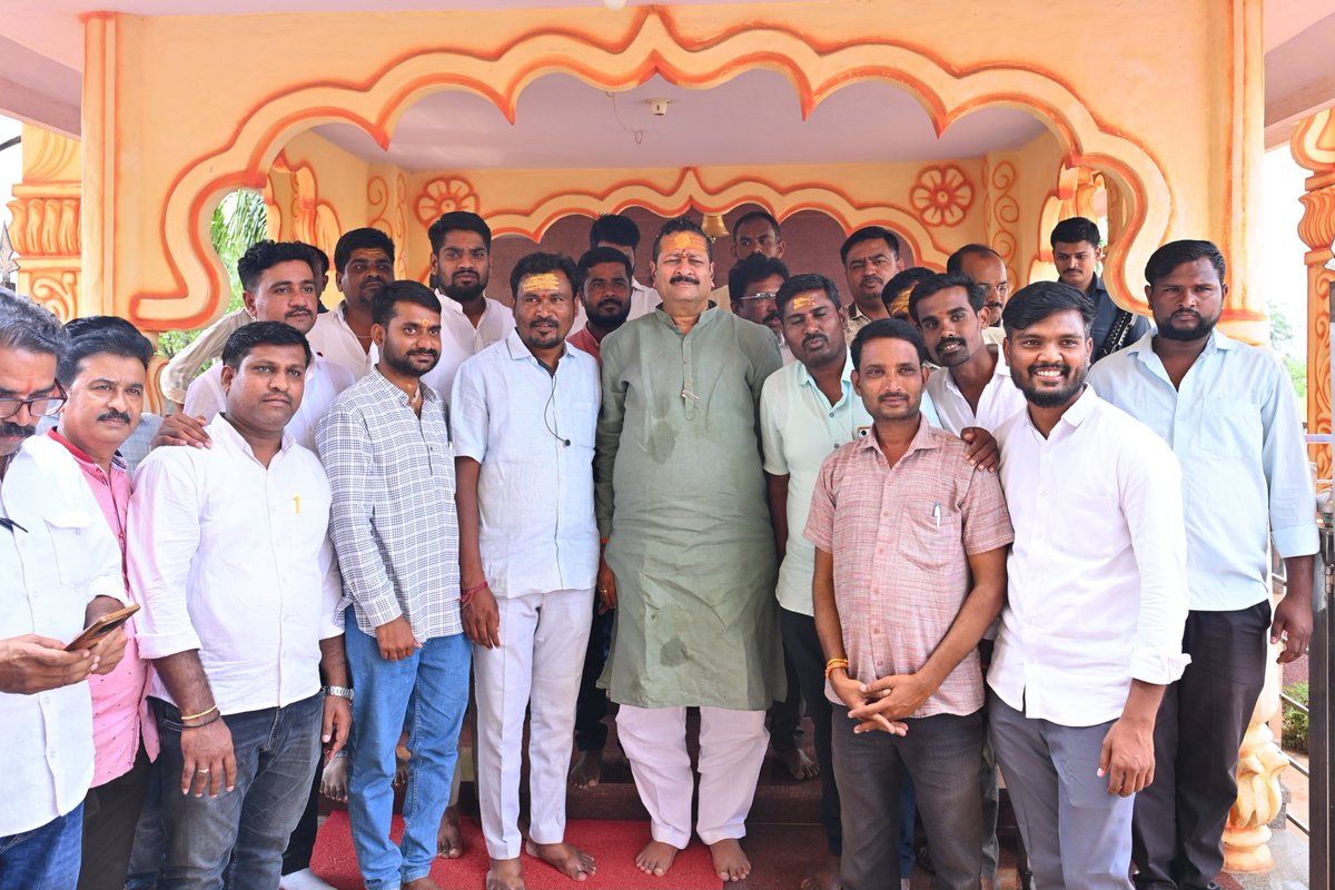 BasanagoudaBJP's tweet photo. ಧಾರ್ಮಿಕ ಹಾಗೂ ಆಧ್ಯಾತ್ಮಿಕ ಮಹತ್ಕಾರ್ಯಗಳಿಗೆ ಹೆಸರುವಾಸಿಯಾಗಿರುವ ಕೊಪ್ಪಳ ಜಿಲ್ಲೆಯ ಕುಷ್ಟಗಿ ಪಟ್ಟಣದ ಸಮೀಪವಿರುವ ಶ್ರೀ ಅಮರನಾಥೇಶ್ವರ ಮಹಾದೇವ ಮಠ (ನಾಗಸಾಧು ಆಶ್ರಮ)ಕ್ಕೆ ಇಂದು ಭೇಟಿ ನೀಡಿ, ವಿಶೇಷ ಪೂಜೆ ಸಲ್ಲಿಸಿ, ನಾಡಿಗೆ ಒಳಿತಾಗಲೆಂದು ಪ್ರಾರ್ಥಿಸಲಾಯಿತು. ಇದೇ ವೇಳೆ ಮಠದ ಪೀಠಾಧಿಕಾರಿಗಳಾದ ಶ್ರೀ ಮಹಂತ ಸಹದೇವನಂದ ಗಿರಿ ಮಹಾರಾಜರ ದರ್ಶನಾಶೀರ್ವಾದ ಪಡೆದುಕೊಳ್ಳಲಾಯಿತು. ಮುಖಂಡರು, ಹಿತೈಷಿಗಳು, ಕಾರ್ಯಕರ್ತರು, ಅಭಿಮಾನಿಗಳು, ಶ್ರೀಮಠದವರು ಉಪಸ್ಥಿತರಿದ್ದರು.