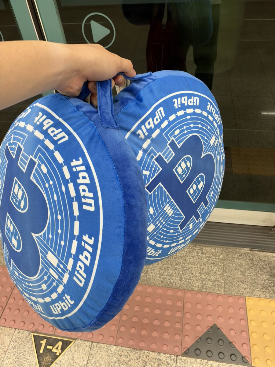 tifoden's tweet photo. kbw gave me a btc cushions and now im korea’s most devoted crypto maxi 😂 https://t.co/rp4xQSzuv0