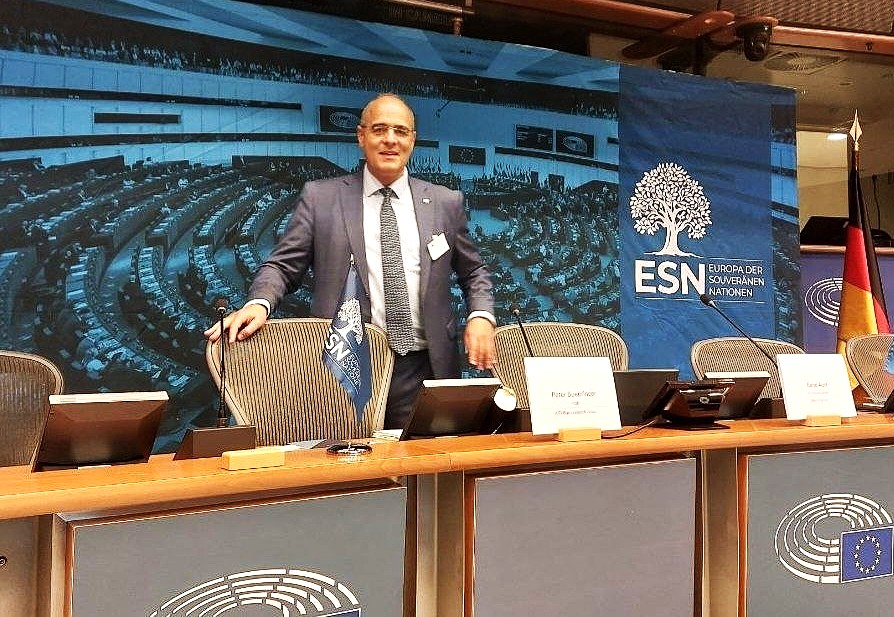 PeterBoehringer's tweet photo. Brüssel, 28. Sep. 2026, ESN-Saal im Europaparlament: intensive Sitzung aller Europapolitiker und -programmatiker der AfD: 
Die ganze EU-Delegation unter René Aust; Peter Boehringer als Europapolitischer Sprecher der Bundestagsfraktion; der BuVo mit Partei-Co-Sprecher Tino Chrupalla und Sven Tritschler; sowie unsere europapolitischen Sprecher der Länder und mehrere Vertreter der Bundesprogrammkommission haben den Kurs definiert.  
D.h. unsere berechtigte starke EU-Skepsis bestätigt, wobei auch wir durchaus einige europäische Gesamtaufgaben sehen, insbesondere Schutz der europ. Außengrenzen und den zollfreien Binnenmarkt. Alles VOR der EU besser verwirklicht als DURCH die EU. Die AfD wird auf grundlegende Neuverhandlung der dabei drastisch zu verschlankenden europäischen Zusammenarbeit und auf diverse deutsche "Opt-outs" bei europäischen Fehlentwicklungen drängen. Als ultima ratio bleibt der Austritt nach Art 50 EUV. Danke an Gastgeber René Aust, mit dem zusammen ich die wichtige Veranstaltung geleitet habe. 
#AfD #Brüssel #Deutschland