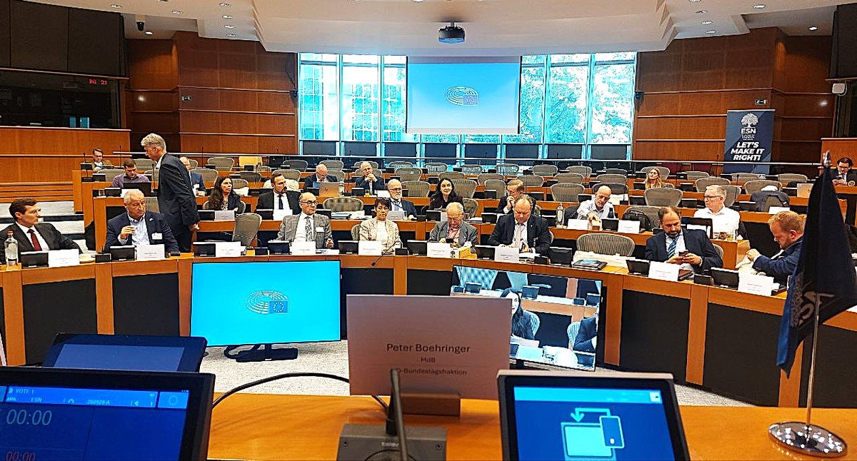 PeterBoehringer's tweet photo. Brüssel, 28. Sep. 2026, ESN-Saal im Europaparlament: intensive Sitzung aller Europapolitiker und -programmatiker der AfD: 
Die ganze EU-Delegation unter René Aust; Peter Boehringer als Europapolitischer Sprecher der Bundestagsfraktion; der BuVo mit Partei-Co-Sprecher Tino Chrupalla und Sven Tritschler; sowie unsere europapolitischen Sprecher der Länder und mehrere Vertreter der Bundesprogrammkommission haben den Kurs definiert.  
D.h. unsere berechtigte starke EU-Skepsis bestätigt, wobei auch wir durchaus einige europäische Gesamtaufgaben sehen, insbesondere Schutz der europ. Außengrenzen und den zollfreien Binnenmarkt. Alles VOR der EU besser verwirklicht als DURCH die EU. Die AfD wird auf grundlegende Neuverhandlung der dabei drastisch zu verschlankenden europäischen Zusammenarbeit und auf diverse deutsche "Opt-outs" bei europäischen Fehlentwicklungen drängen. Als ultima ratio bleibt der Austritt nach Art 50 EUV. Danke an Gastgeber René Aust, mit dem zusammen ich die wichtige Veranstaltung geleitet habe. 
#AfD #Brüssel #Deutschland