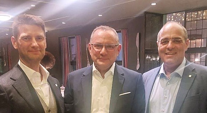 PeterBoehringer's tweet photo. Brüssel, 28. Sep. 2026, ESN-Saal im Europaparlament: intensive Sitzung aller Europapolitiker und -programmatiker der AfD: 
Die ganze EU-Delegation unter René Aust; Peter Boehringer als Europapolitischer Sprecher der Bundestagsfraktion; der BuVo mit Partei-Co-Sprecher Tino Chrupalla und Sven Tritschler; sowie unsere europapolitischen Sprecher der Länder und mehrere Vertreter der Bundesprogrammkommission haben den Kurs definiert.  
D.h. unsere berechtigte starke EU-Skepsis bestätigt, wobei auch wir durchaus einige europäische Gesamtaufgaben sehen, insbesondere Schutz der europ. Außengrenzen und den zollfreien Binnenmarkt. Alles VOR der EU besser verwirklicht als DURCH die EU. Die AfD wird auf grundlegende Neuverhandlung der dabei drastisch zu verschlankenden europäischen Zusammenarbeit und auf diverse deutsche "Opt-outs" bei europäischen Fehlentwicklungen drängen. Als ultima ratio bleibt der Austritt nach Art 50 EUV. Danke an Gastgeber René Aust, mit dem zusammen ich die wichtige Veranstaltung geleitet habe. 
#AfD #Brüssel #Deutschland