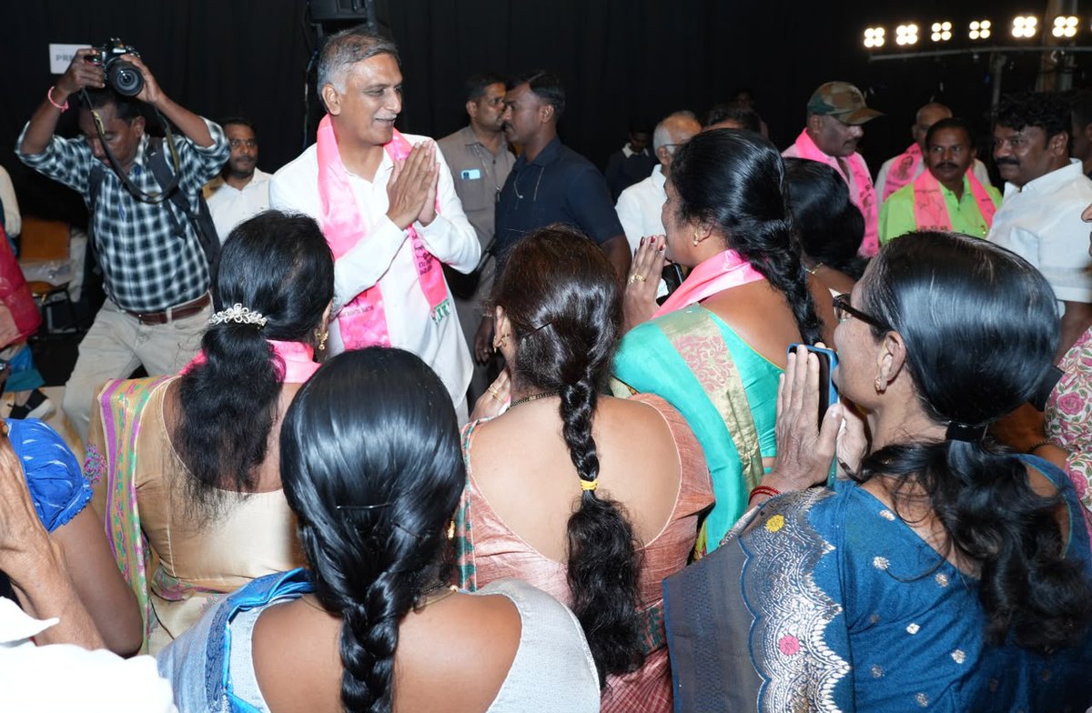 HarishRaoOffice's tweet photo. సనత్‌నగర్ నియోజకవర్గంలో జరిగిన గ్రాడ్యుయేట్ ఎమ్మెల్సీ ఓటరు నమోదు సన్నాహక సమావేశంలో పాల్గొన్న మాజీ మంత్రి, బీఆర్ఎస్ డిప్యూటీ ఫ్లోర్ లీడర్ @BRSHarish గారు. 

ఈ సందర్భంగా మాట్లాడుతూ.. 

✳️ నవరాత్రి, దసరా తర్వాత ఓటు నమోదు చేసుకుందాం, టైం ఉంది కదా అనే భావన వద్దు. ఈ క్షణం నుండి ఓటరు నమోదు కార్యక్రమాలు ప్రారంభించాలి.

✳️ BRS వాళ్ళు వచ్చి ఓటు రాయిస్తే ఆ ఓటర్ బిఆర్ఎస్ పట్ల పాజిటివ్ గా ఉంటాడు. First come First, మీరు క్షేత్ర స్థాయిలో పని ప్రారంభించండి.

✳️ హైదరాబాద్ లో ఎక్కడ చూడని క్రమశిక్షణ శీనన్న మీటింగ్ లో చూస్తా. మీరంతా శీనన్న ఫ్యామిలీ.

✳️ పోయిన సారి వాణి అక్క నిలబడ్డప్పుడు ఫస్ట్ మీటింగ్ సనత్ నగర్ లోనే పెట్టాం, వాణి అక్కను గెలిపించుకున్నాం, బోణి కొట్టాం. ఈ సారి కూడా సనత్ నగర్ నుండే మొదలు పెట్టాం మల్లి గెలుస్తున్నాం.

✳️ పోయినసారి 10,490 గ్రాడ్యుయేట్ ఎమ్మెల్సీ ఓట్లు సనత్ నగర్ నియోజకవర్గంలో నమోదు చేసాం. ఈసారి డబల్ చేద్దాం. రేపటి నుండే ఫీల్డ్ లో కష్టపడుదాం.

✳️ ఒక బిఆర్ఎస్ కార్యకర్త పొద్దున్న ఒక రెండు గంటలు, రాత్రి ఒక రెండు గంటలు అప్లికేషన్ ఫారంలు నింపితే రోజుకు 40 ఫారంలు నింపొచ్చు.

✳️ పాజిటివ్, ప్లీజింగ్ మైండ్ తో వెళ్ళాలి. స్లొగన్స్, గుంపులు గుంపులుగా వెళ్లొద్దు.  

✳️ యువత, ఉద్యోగులు, రిటైర్డ్ ఉద్యోగులు, కాలేజీ యాజమాన్యాలు ఎవ్వరు కూడా రేవంత్ రెడ్డి కి ఓటు వేసే పరిస్థితి లేదు.

✳️ మూడు సంవత్సరాలుగా విద్యార్థులకు ఫీజు రీయింబర్స్‌మెంట్ ను ఆపేసాడు. రాజశేఖర్ రెడ్డి గారు ఈ పథకాన్ని తెచ్చినా, పేద విద్యార్థులకు మంచి జరుగుతున్నదని కెసిఆర్ గారు కొనసాగించిండు.

✳️ 2014కు ముందు కాంగ్రెస్ పెట్టి పోయిన 1500 కోట్ల ఫీజు రీయింబర్స్‌మెంట్ బకాయిలను చెల్లించిండు కెసిఆర్. తొమ్మిదిన్నర సంవత్సరాలలో 19 వేల కోట్ల ఫీజు రీయింబర్స్‌మెంట్ ఇచ్చాడు మన కెసిఆర్.

✳️ బిసి, ఎస్సీ, ఎస్టీ విద్యార్థులకు ఇబ్బంది రావొద్దని కరోనా వచ్చినా, నోట్ల రద్దు జరిగినా ఫీజు రీయింబర్స్‌మెంట్ ఆగలేదు.

✳️ మూడు సంవత్సరాల రేవంత్ పాలనలో ఫీజు రీయింబర్స్‌మెంట్ ఆగిపోయింది. విద్యార్థులకు సర్టిఫికెట్లు ఇవ్వడం లేదు. రేవంత్ రెడ్డి పుణ్యమా అని పిల్లల ఉన్నత చదువులు ఆగిపోతున్నాయి, పిల్లలు ఉద్యోగ అవకాశాలు కోల్పోతున్నారు.

✳️ ఎన్నికల అప్పుడు కాంగ్రెస్ పార్టీ మొదటి సంవత్సరంలోనే రెండు లక్షల ఉద్యోగాలు ఇస్తామని హామీ ఇచ్చారు. వీళ్ళ మాటలను తెలంగాణ ప్రజలు నమ్మరెమో అని రాహుల్ గాంధీతో ప్రియాంక గాంధీతో అశోక్ నగర్ చౌరస్తాలో నాటకాలు ఆడించారు, నేడు అధికారంలోకి వచ్చినాక ముఖం చాటేశారు.

✳️ దేశంలోనే ఏ రాష్ట్రం ఇవ్వని విధంగా ప్రభుత్వ ఉద్యోగులకు మొదటిసారి 42%, రెండవసారి 31% PRC ఇచ్చిన ఒకే ఒక్క నాయకుడు కెసిఆర్ గారు. 

✳️ కాంగ్రెస్ అధికారంలోకి వస్తే వెనువెంటనే PRC ఇస్తాం, DAలు క్లియర్ చేస్తాం అన్నారు. మూడున్నరయేండ్లు అయ్యింది PRC అతీగతీ లేదు. 5 DAలు పెండింగ్ లో ఉన్నాయి.

✳️ సచివాలయంలో రిటైర్డ్ ఉద్యోగులు ధర్నా చేస్తున్నారు. 15% కమిషన్ ఇస్తేనే వాళ్ళు GPF, పెన్షన్ డబ్బులు ఇస్తామంటుంటే ఫైనాన్స్ మినిస్టర్ ఛాంబర్ ముందు నిరసన తెలుపుతున్నారు. దేశ చరిత్రలోనే ఫైనాన్స్ మినిస్టర్ ఛాంబర్ ముందు ఉద్యోగులు నిరసన చేసిన చరిత్ర లేదు.

✳️ హైదరాబాద్ బ్రాండ్ ఇమేజ్ ని పెంచింది బిఆర్ఎస్. ఎన్నో పెట్టుబడులు వచ్చాయి, ఐటీలో గాని, ఇండస్ట్రీయల్ లో గాని, హైదరాబాద్ అభివృద్ధిలో గాని కేసీఆర్ ప్రభుత్వం చేసిన కృషి మర్చిపోలేనిది. కరోనా వచ్చినా ఫ్లైఓవర్లు కట్టినం.

✳️ నేడు హైదరాబాద్ బ్రాండ్ ఇమేజ్ ను దెబ్బతీస్తున్న రేవంత్ రెడ్డి. ఒకవైపు హైడ్రా, ఒకవైపు 22A, ఇంకో వైపు అవినీతితో రియల్ ఎస్టేట్ కుప్పకూలిపోయింది.

✳️ ప్రజలు అందరు బిఆర్ఎస్ వైపు చూస్తున్నారు. మల్ల వచ్చేది బిఆర్ఎస్ ప్రభుత్వమే. ఈ ఎమ్మెల్సీ ఎన్నికల గెలుపుతో రేవంత్ రెడ్డి పతనం ప్రారంభం అవుతుంది.

✳️ రేవంత్ రెడ్డి సిరిసిల్లకు దండయాత్రకు పోతుండట, దండయాత్ర చేయడానికి అది ఏమైనా శత్రువు రాజ్యమా..? సిరిసిల్ల తెలంగాణలో లేదా..?

✳️ 4000 మంది పోలీసులతోని బిఆర్ఎస్ కార్యకర్తలను, ఉద్యమకారులను అరెస్టు చేసి పోలీస్ స్టేషన్లో కూర్చోబెడుతున్నారు.

✳️ ఒక్కసారి సిరిసిల్లలో అడుగు.. కేటీఆర్ కు ముందు కేటీఆర్ కు తర్వాత ఎంత అభివృద్ధి జరిగిందో వాళ్లే నీకు సమాధానం చెప్తారు.