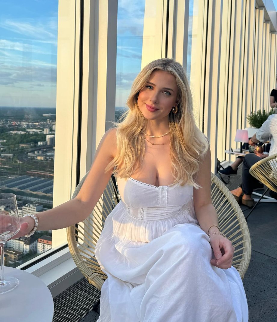 Lily2rt's tweet photo. When he‘s playing hard to get but he‘s already hard to want https://t.co/jmAUa8zFtD