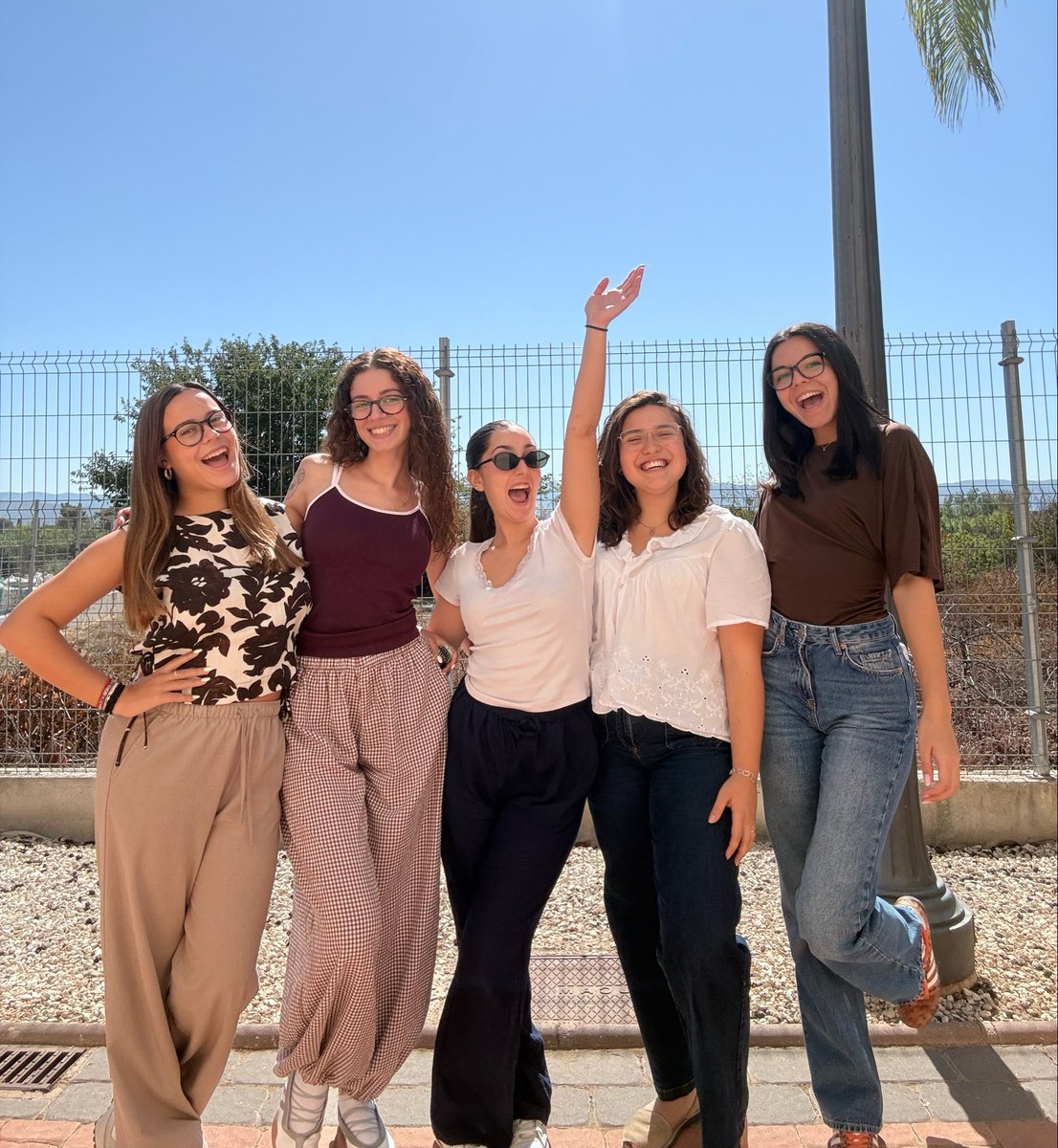 RadioPatio_5's tweet photo. ¡Hola gente del patio! Hoy queremos presentarnos para que nos conozcáis un poco mejor, somos un grupo de estudiantes de la UCAM del grado de Educación Infantil. 
Tenemos muchas ideas, ganas de que aprendáis y, por supuesto…¡algún que otro cotilleo!
#UCAMmétodos2026 https://t.co/1pePNklQF4