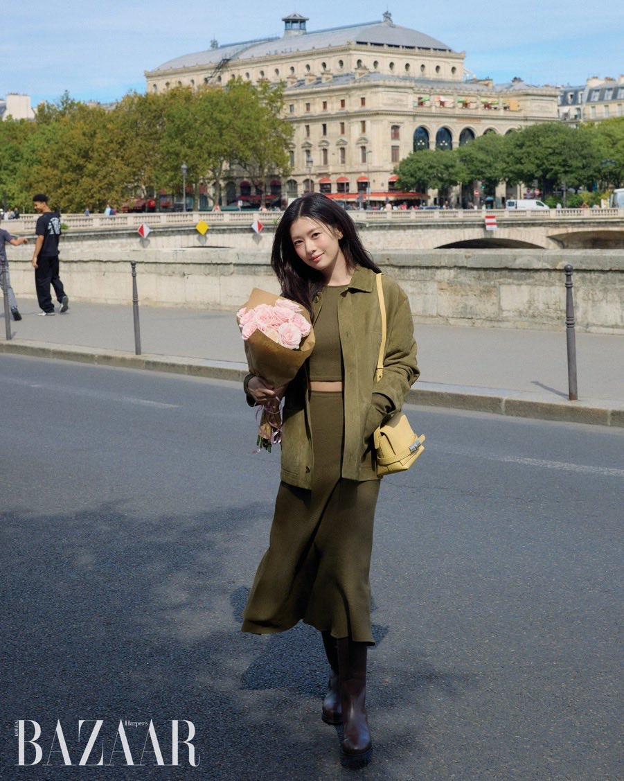 woojumerifan's tweet photo. 🤎ssom💚 longchamp🐎paris in autumn. just perfect 💐🌸🌷🌼🌺 https://t.co/FInrJAjsv4