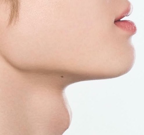 20for03's tweet photo. moles are places where your lovers kissed you most frequently in your past lives

#marhoon https://t.co/nqzQn87Qb5