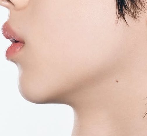 20for03's tweet photo. moles are places where your lovers kissed you most frequently in your past lives

#marhoon https://t.co/nqzQn87Qb5