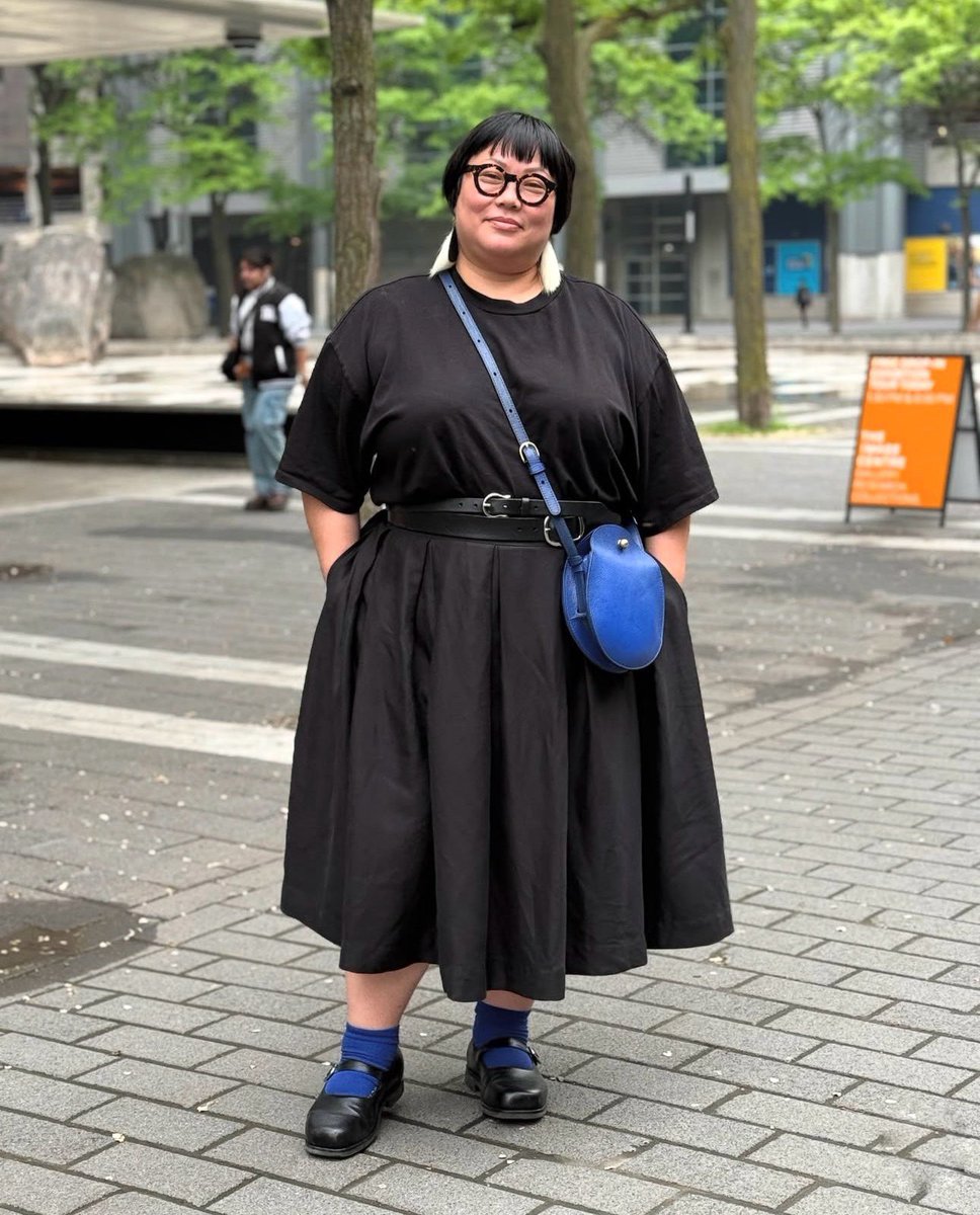 ArlindoGrund's tweet photo. Com as semanas de moda internacionais acontecendo, consumidoras, clientes e varejistas estão de olho naquilo que, literalmente, está chamando atenção.

De Nova York a Paris, as saias estão dominando as narrativas e, é claro, os looks das mais descoladas. Muito por conta da apresentação da @prada, em Milão: a marca colocou mais de 60 saias em seu desfile de primavera 2027. Confira no fim do carrossel.

Então, para facilitar sua escolha, selecionei vários modelos da peça, que chega de forma democrática: das mais curtas às mais longas, das mais encorpadas às mais fluidas. Tudo vale quando o assunto é saia.

Agora, minhas dicas:

• Se você tem uma saia clássica e quer mudar a imagem, use com peças esportivas, chinelas… Sem medo de ousar.

• Brinque com as proporções. Saia longa pode ficar ótima com top. Saias mais curtas podem funcionar muito bem com camisetas mais amplas.

• Se você acha que saia não tem a ver com o seu estilo, misture a peça com outras que você já usa. É uma maneira simples de experimentar e, quem sabe, transformar a sua imagem.

Quem gostou do conteúdo?

#ArlindoAma #Saia #Looks #Skirt #Estilo

 https://t.co/qWhswtTHEE ;-)