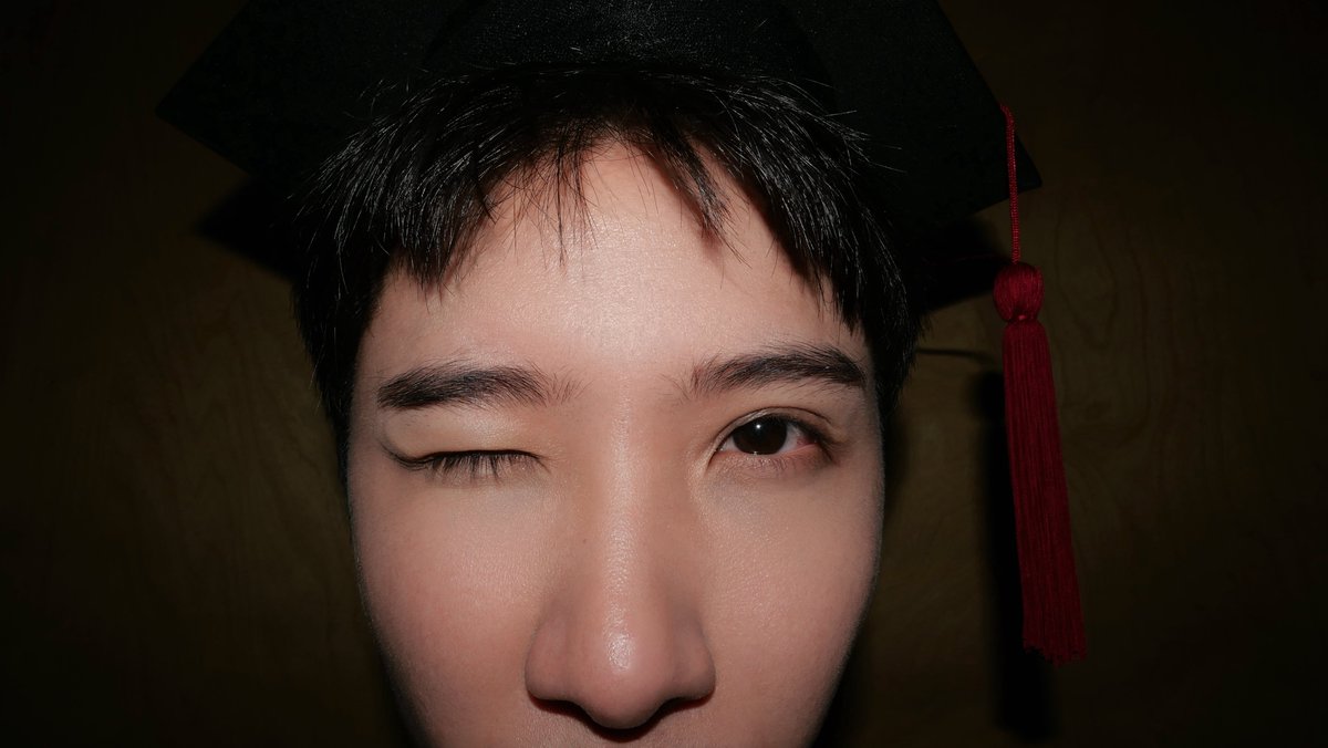 scarskieee's tweet photo. 🐈‍⬛️: Congrat kub handsome/cute boy, would you like to be my baby?

[noom tìi refers to a cute/handsome young Thai-Chinese guy]

// HELLO?? I'M SPEECHLESS 😭😭
#เฟิร์สข้าวตัง #Firstkhaotung https://t.co/PfnoDXmaJp