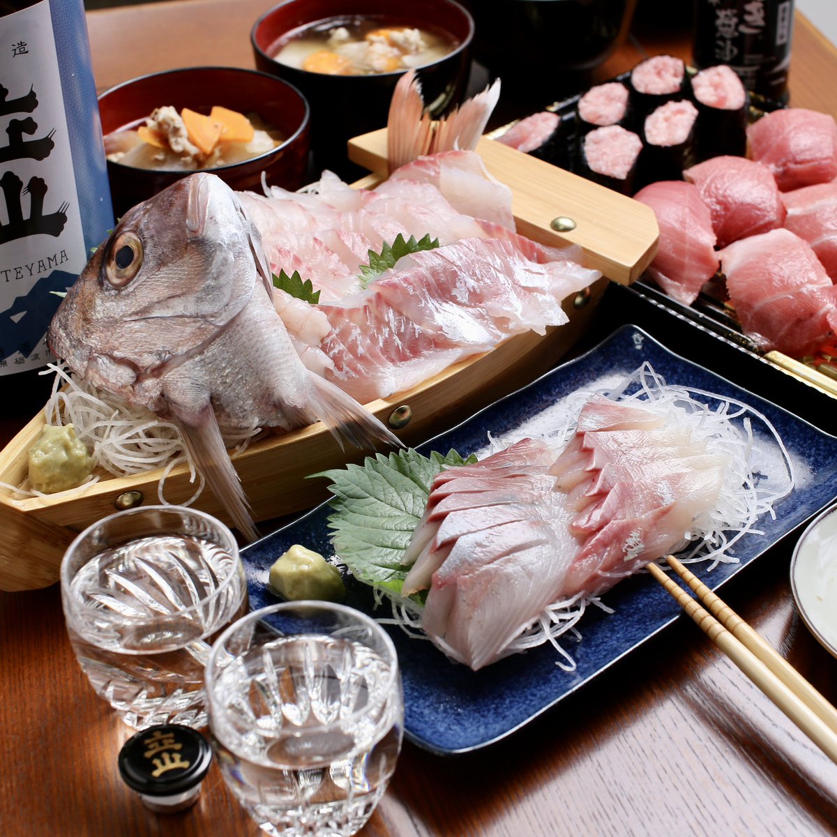 kiyyopy's tweet photo. 今夜は鯛のお造りと日本酒が美味しいです🍣🍶手前の刺身が200円、鯛のお造りが600円これが富山だ。 https://t.co/aPaggQ9ZKE