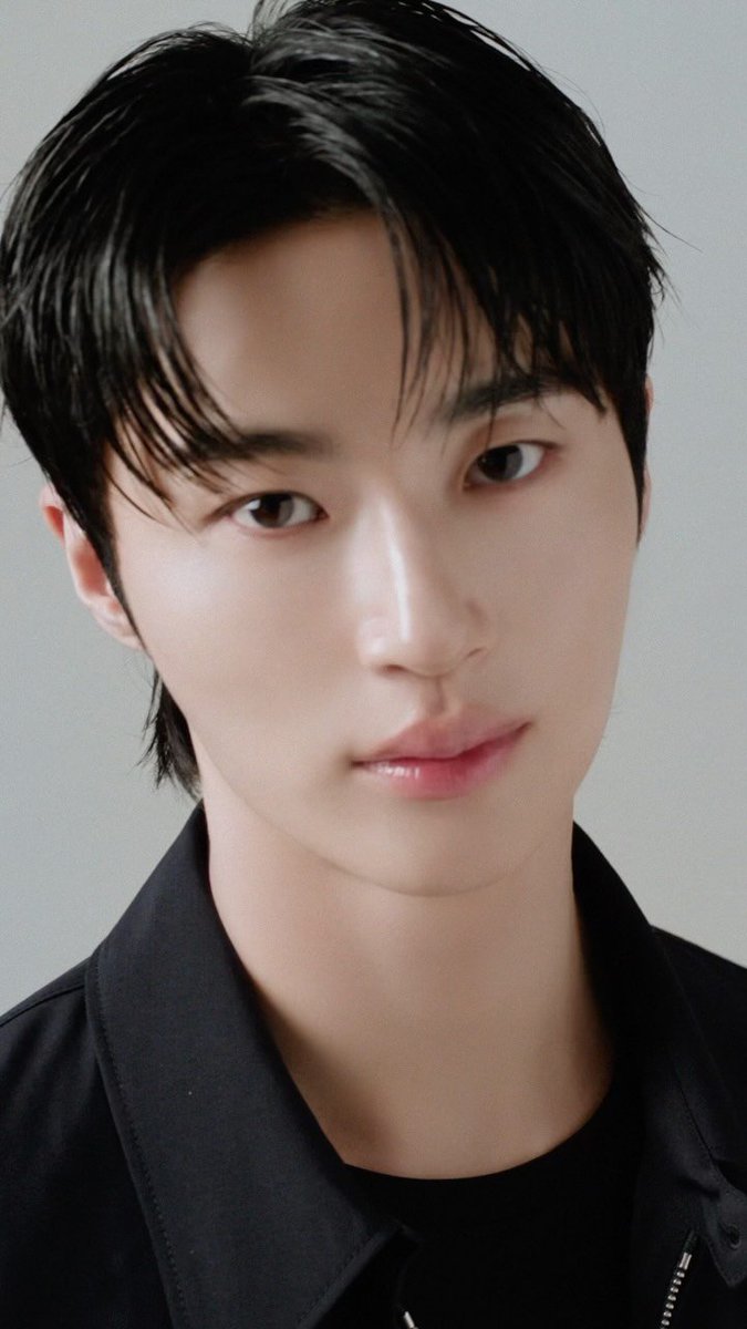light_BWS1031's tweet photo. 2026.09.30. voguekorea 인스타 - 2 #변우석

선명한 블루 컬러의 청량한 무드 속, 시크하고 세련된 매력으로 보그의 카메라를 마주한 변우석. 입술에 닿는 순�� 느껴지는 시원한 쿨링감과 투명한 수분 광채를 선사하는 블루 립 젤리처럼 🩵

🔗https://t.co/CZkf3mKBp9 https://t.co/VIif1u2Bor