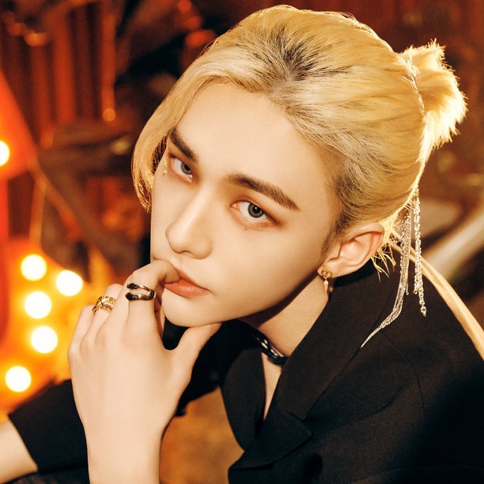 pearlytrivia's tweet photo. 🚨 hyunjin of stray kids bullied and sexually harassed four girls in his high school and they all have proof. the reason stray kids lost part of their fanbase in korea was because of his bullying scandal. 

he even admitted to this but his fans accused the victims of lying. https://t.co/oZrgttVYvk