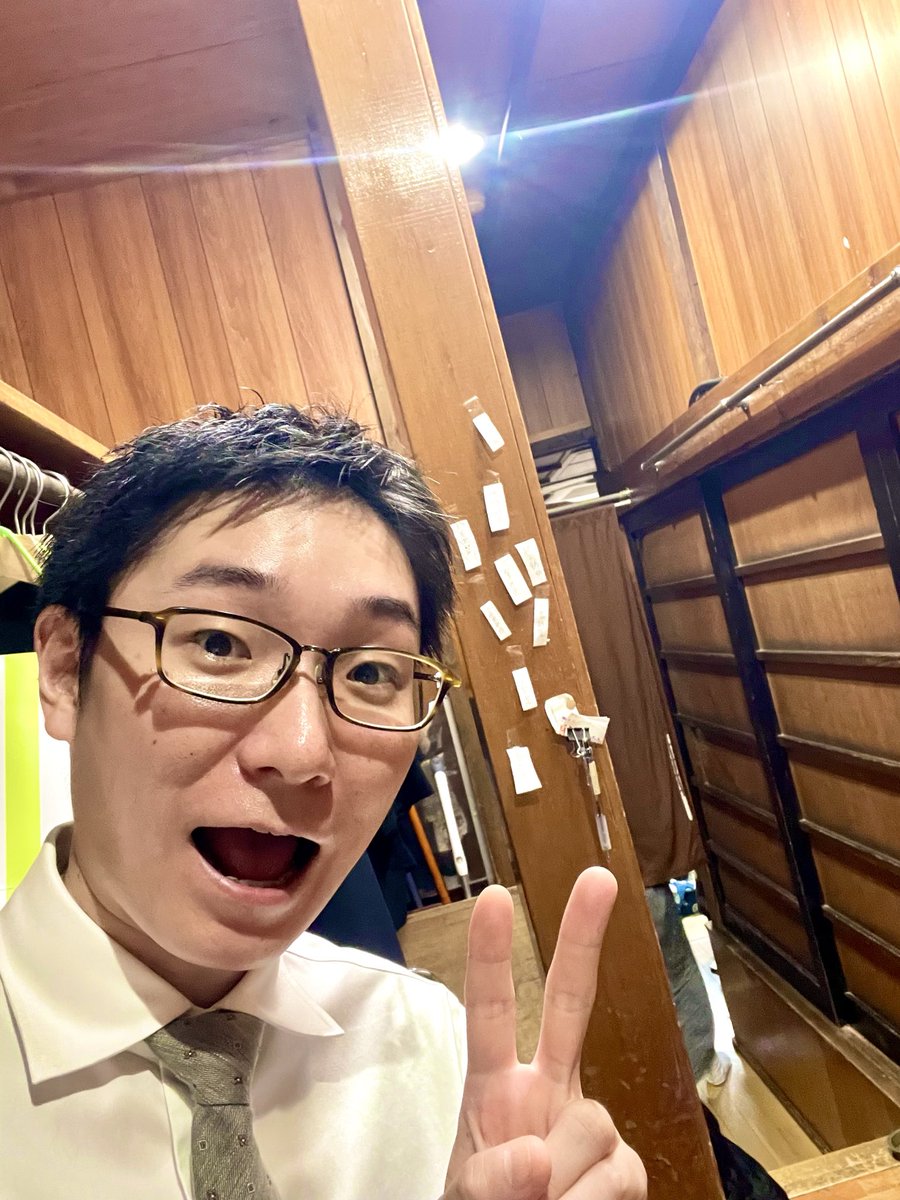 shochiku_s's tweet photo. 二ツ目昇進の新宿末廣亭、10日間ありがとうございました！

明日からは浅草演芸ホールです！
10/1~5は夜の部、
10/6~10は昼の部です。
お待ちしてます！

写真は末廣亭のあんまり背景として選ばれない場所です。 https://t.co/iyLHa99UQ1