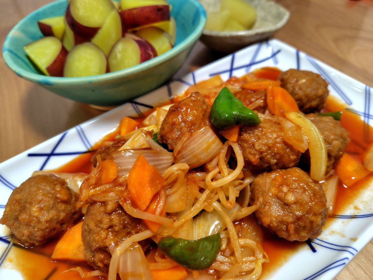 AC_cooking's tweet photo. 晩ごはん。

肉団子のケチャップ甘酢炒め、サツマイモのレモン煮、冬瓜の炊いたん、中華風玉子スープ（写真なし）。

肉団子は、ケチャップ酢砂糖醤油で味付け。

#料理人のお家ごはん https://t.co/anoiUaFykr