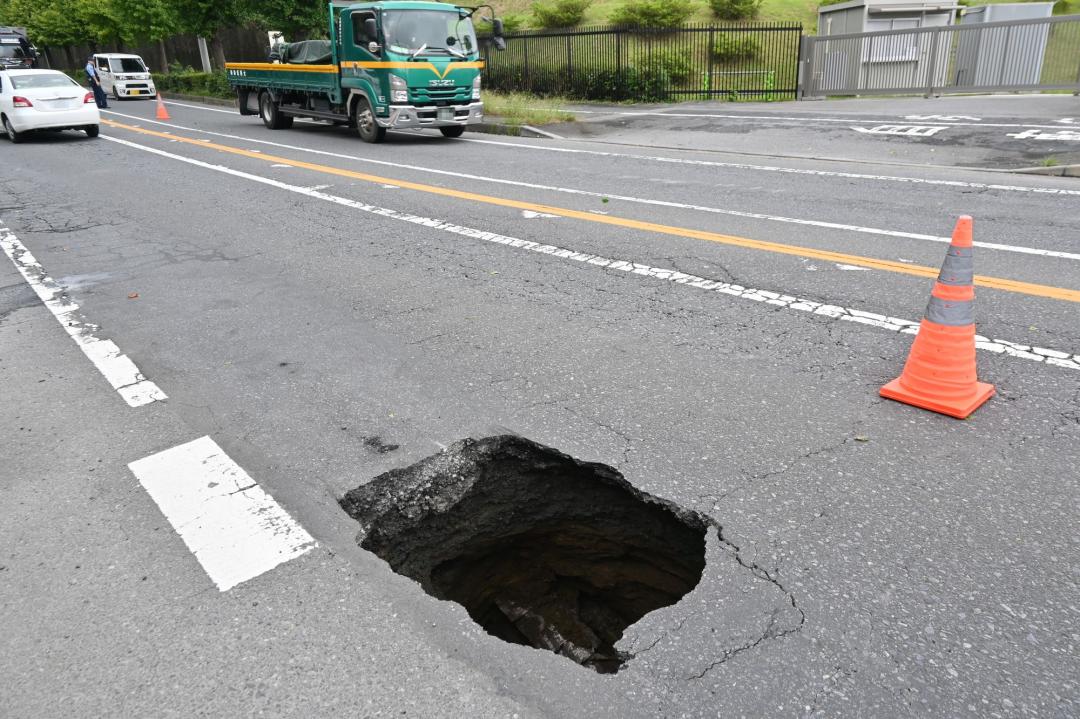 ibarakishimbun's tweet photo. 取手で市道陥没　下水道管が破損か　茨城 dlvr.​it/TVjPg2 https://t.co/pNwsYDYFyh