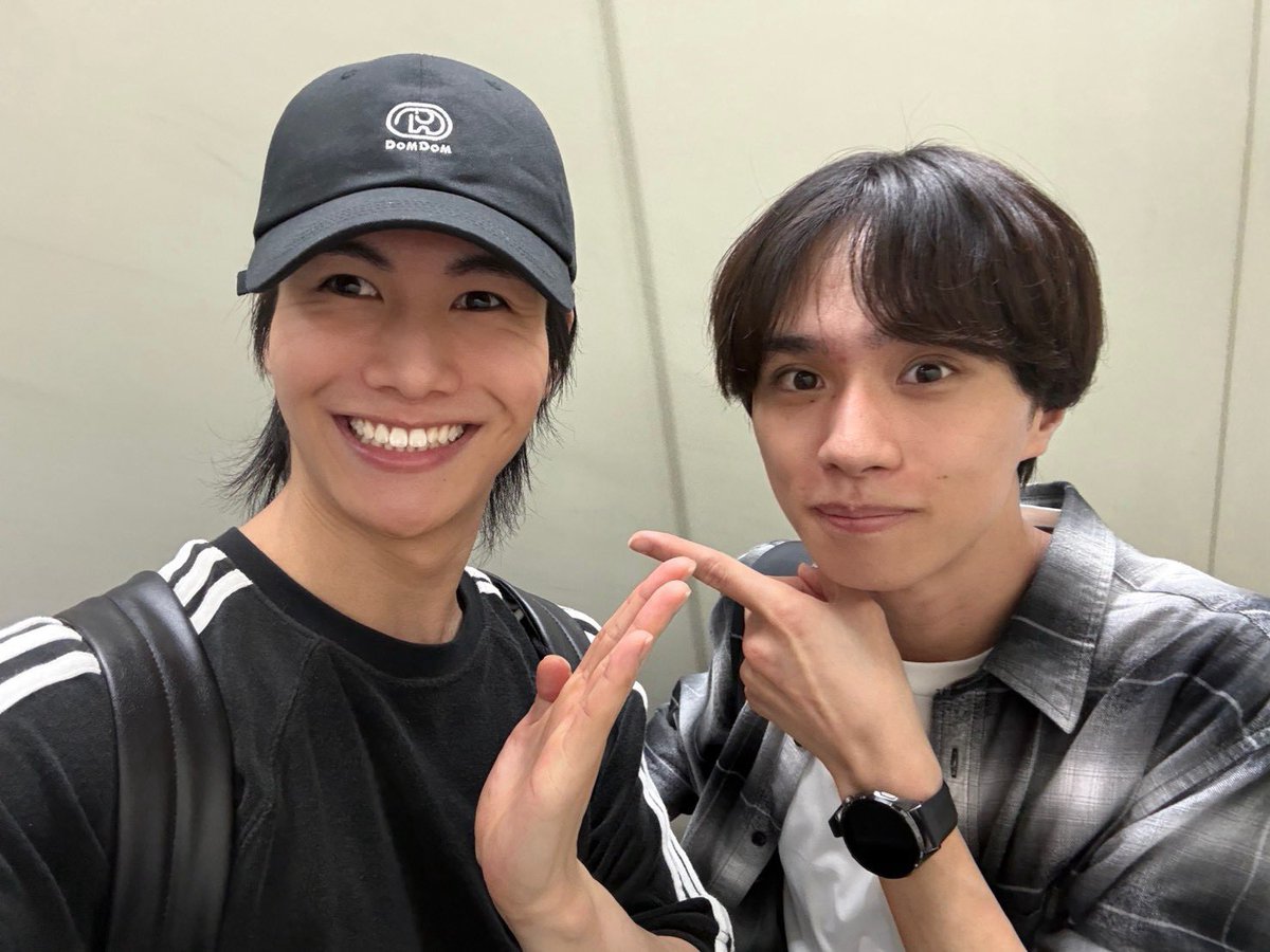 _takuya_yoshida's tweet photo. #忍ミュ 
稽古終わりました〜！

1枚目は一昨日、りょうちゃんとのやつは今日撮った写真📷

実は6年ぶりに縮毛矯正かけました！
毛先はブリーチ毛残ってるので軽めに！
稽古終わりクルクルしてないの嬉しいです✌

明日も頑張ります✂️ https://t.co/gHiYI4hpkw