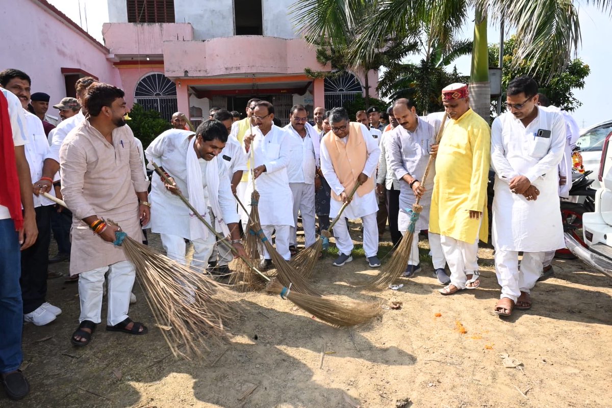 rsprasad's tweet photo. संसदीय क्षेत्र अंतर्गत जल्ला मंडल स्थित सुप्रसिद्ध सूर्य मंदिर परिसर में ‘स्वच्छता ही सेवा’ अभियान के तहत स्वच्छता अभियान चलाकर श्रमदान किया। https://t.co/7bgaxeevoM