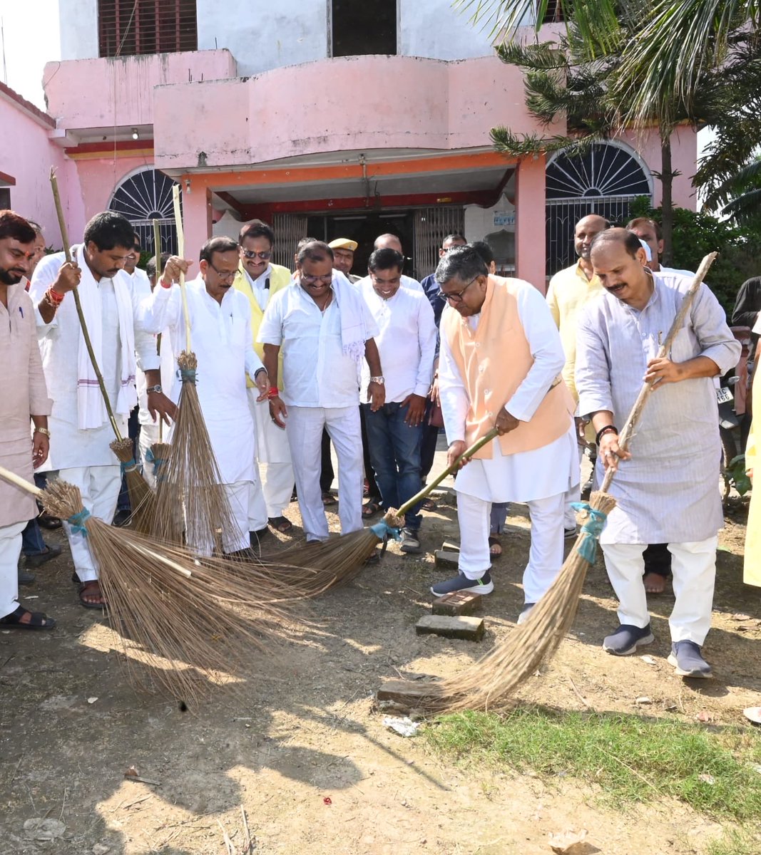 rsprasad's tweet photo. संसदीय क्षेत्र अंतर्गत जल्ला मंडल स्थित सुप्रसिद्ध सूर्य मंदिर परिसर में ‘स्वच्छता ही सेवा’ अभियान के तहत स्वच्छता अभियान चलाकर श्रमदान किया। https://t.co/7bgaxeevoM