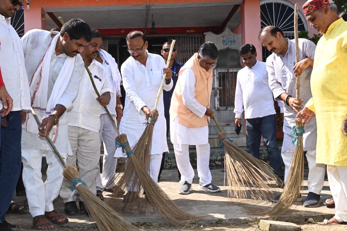 rsprasad's tweet photo. संसदीय क्षेत्र अंतर्गत जल्ला मंडल स्थित सुप्रसिद्ध सूर्य मंदिर परिसर में ‘स्वच्छता ही सेवा’ अभियान के तहत स्वच्छता अभियान चलाकर श्रमदान किया। https://t.co/7bgaxeevoM