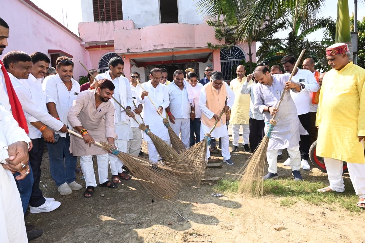 rsprasad's tweet photo. संसदीय क्षेत्र अंतर्गत जल्ला मंडल स्थित सुप्रसिद्ध सूर्य मंदिर परिसर में ‘स्वच्छता ही सेवा’ अभियान के तहत स्वच्छता अभियान चलाकर श्रमदान किया। https://t.co/7bgaxeevoM
