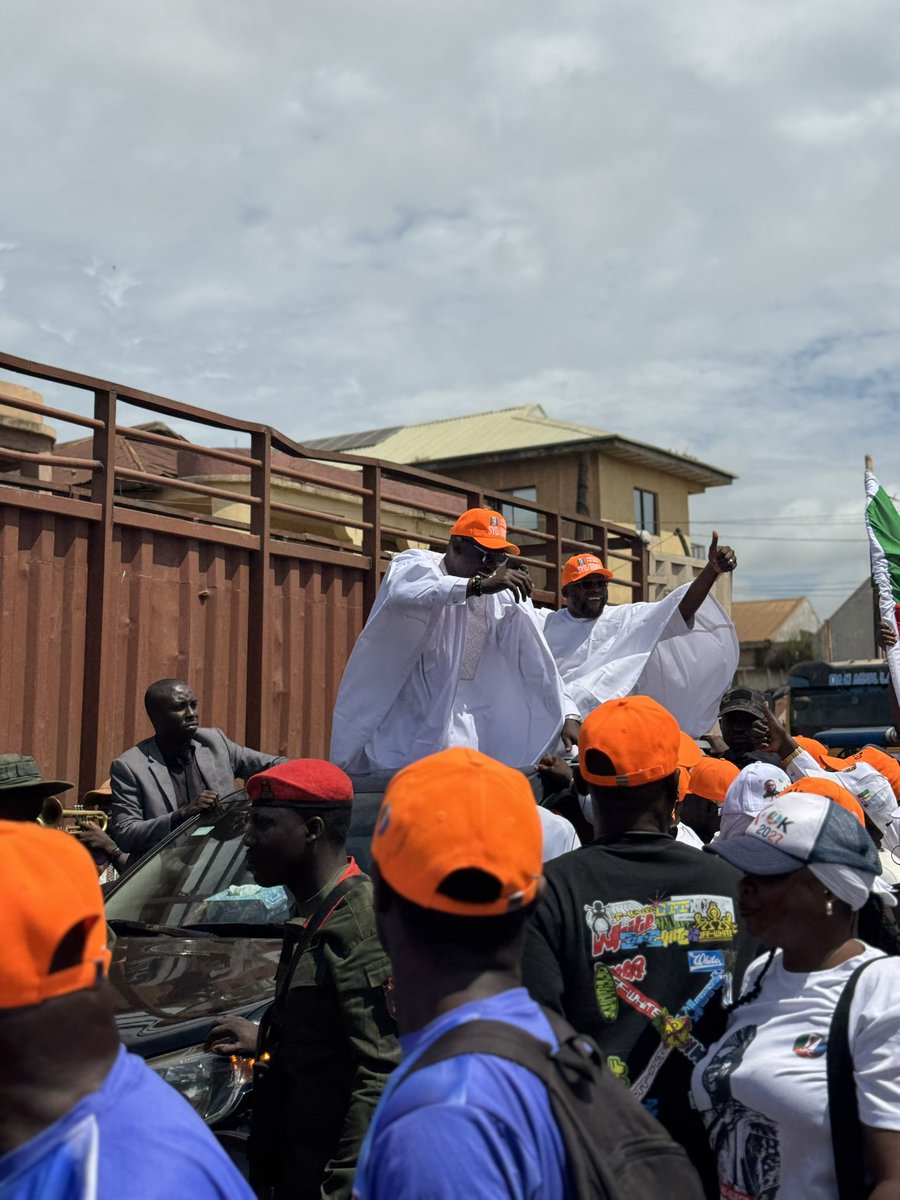 RealBushariSMA's tweet photo. A massive reception for our Deputy Governorship Candidate, Hon. Seun Ogunniyi Adato, @davniyi as he arrives in Offa for the APC Homecoming Rally.
The people are ready! APC is ready!
#APC #IwajuLaNlo #Offa #KwaraAPC #HomecomingRally #SYDADATO27 https://t.co/rzOrnTfbF6
