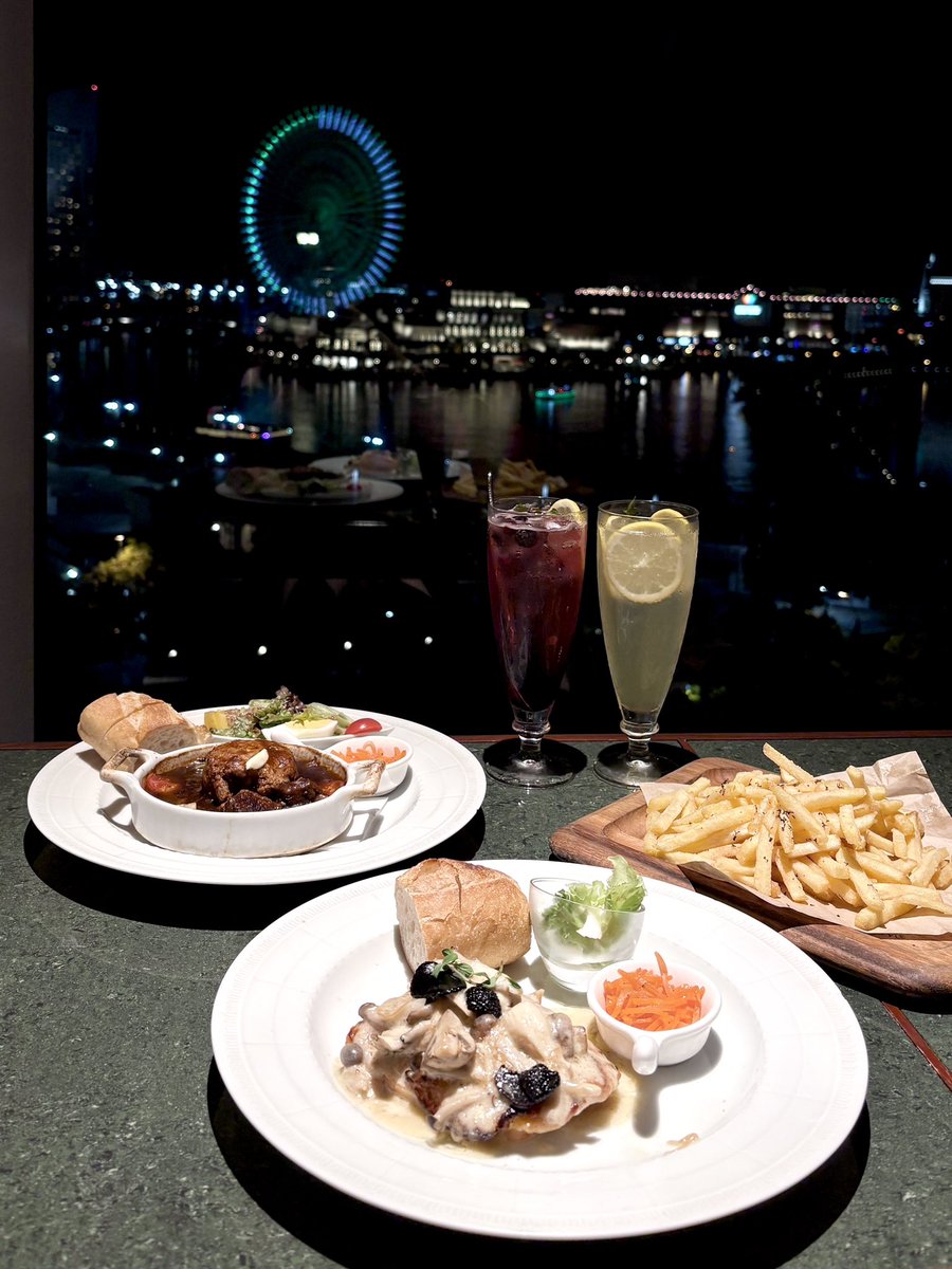 mmnqkl's tweet photo. コレットマーレにある夜景が綺麗なカフェ🌃💫
土日は窓際予約出来ないけど、奇跡的に空いてて座れた(⟡⩊⟡)🎵⭐️トリュフポテト初めて食べたけど美味しすぎて絶対また食べたい😽💕💕ちなみに煮込みハンバーグの下にご飯入ってて、ドカ食い気絶部になりました⬅️

📍 CAFÉ AUX BACCHANALES / 桜木町 https://t.co/VjOxBOBaSr