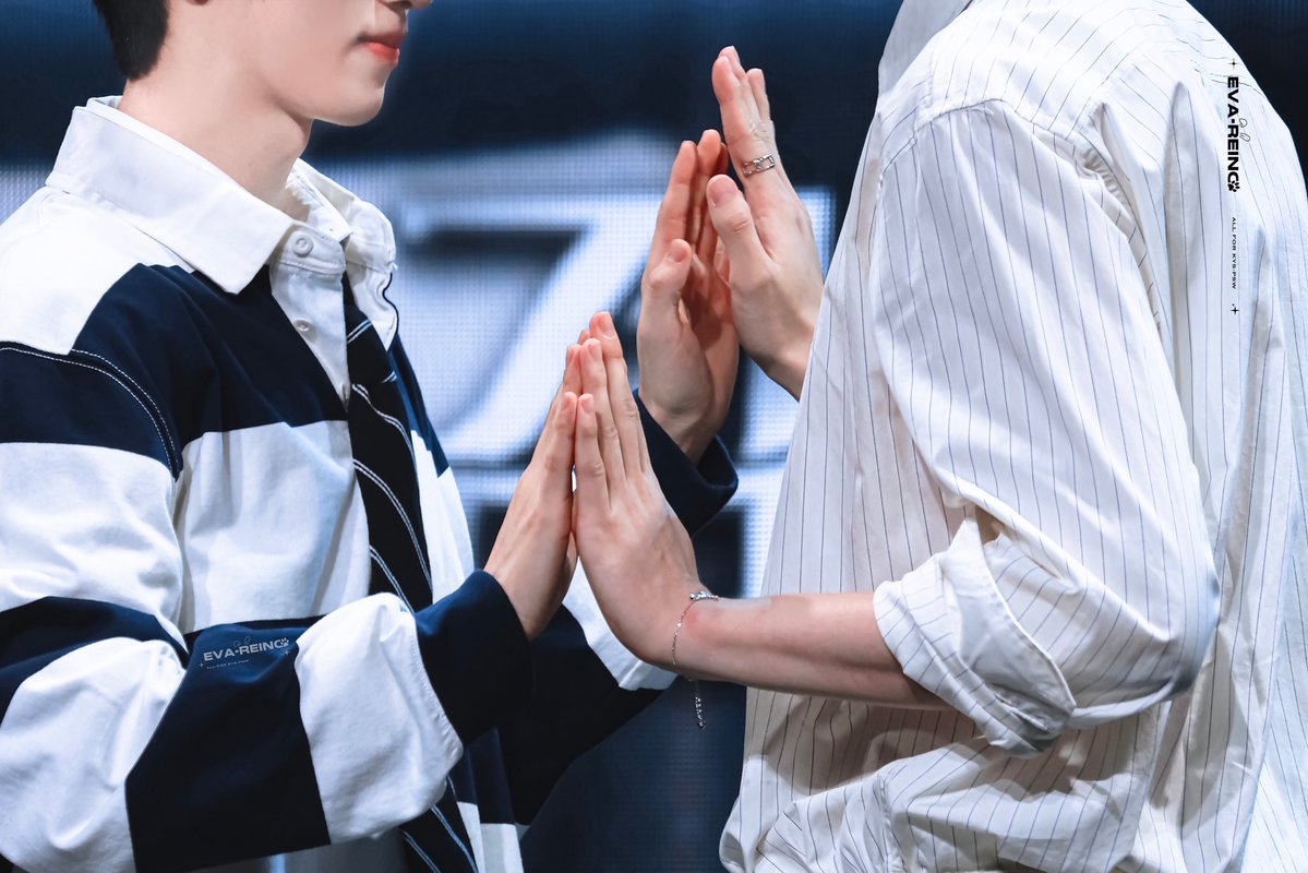 ananas_wongii's tweet photo. 댕슈하기 좋은 날씨야 🍂
역시 서울팬미 못잃어 🥹🥹

#YOONSIK_SIWOO_PFWSS27
#KIMYOONSIKPARIS 
#PARKSIWOOPARIS https://t.co/z27mBd2Gne