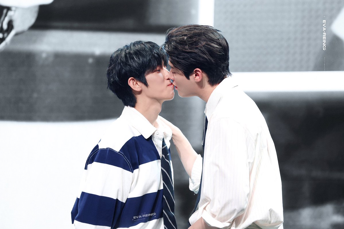 ananas_wongii's tweet photo. 댕슈하기 좋은 날씨야 🍂
역시 서울팬미 못잃어 🥹🥹

#YOONSIK_SIWOO_PFWSS27
#KIMYOONSIKPARIS 
#PARKSIWOOPARIS https://t.co/z27mBd2Gne