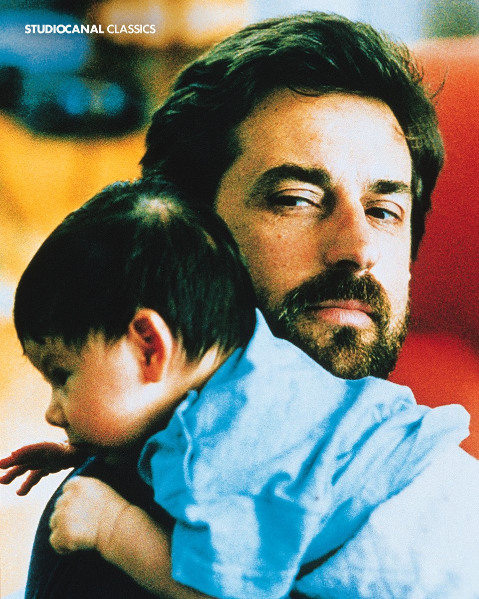 StudiocanalFR's tweet photo. Dès aujourd’hui au cinéma, (re)découvrez APRILE (1998), chef-d'œuvre d'autodérision signé Nanni Moretti 🇮🇹

Cet autoportrait poignant et férocement drôle sur les tiraillements de l'Italie des années 90 est également disponible sur Canal VOD.

@malavida_films #Aprile #NanniMoretti https://t.co/zohSn8FGG9