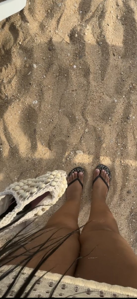 Bhadasskitty's tweet photo. Beach days look better from down here👣

#feet #findom https://t.co/Nlb87rYk34