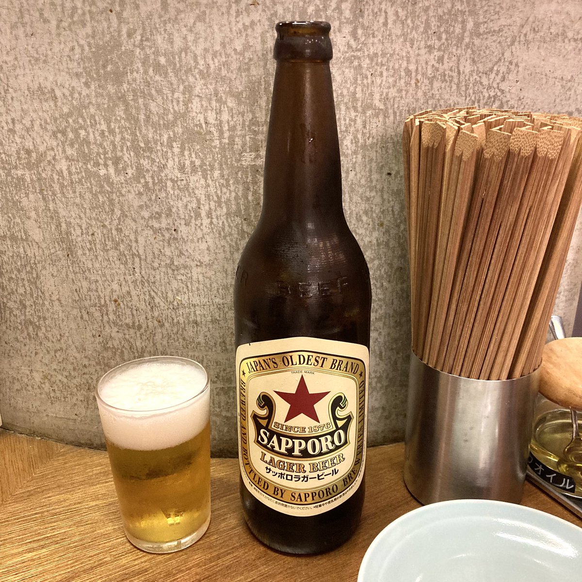 hoppy5126's tweet photo. 今宵の晩酌は
サッポロ<赤星> 大瓶、つまみはスバサラ、腸詰、沖縄産もずくとオクラの天ぷらで締めて2190円でした。
ごちそうさまでした(^ ^)
#noodlehouselaundry https://t.co/ts2cZKgcOn
