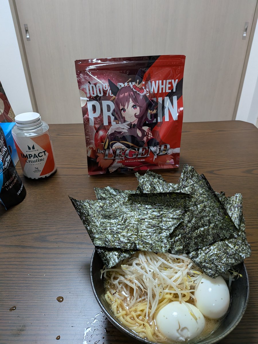 Pinya_Land's tweet photo. んほおおおお！ラーメン美味あああああ！
トッピングにもやし、卵２、ノリ２枚の高級横濱家系ラーメンなんて、他で食ったら１０００円は超えるね！
これが推定３００円くらいの超コスパいい店見つけちまったぜ。 https://t.co/UBBnCmIx84