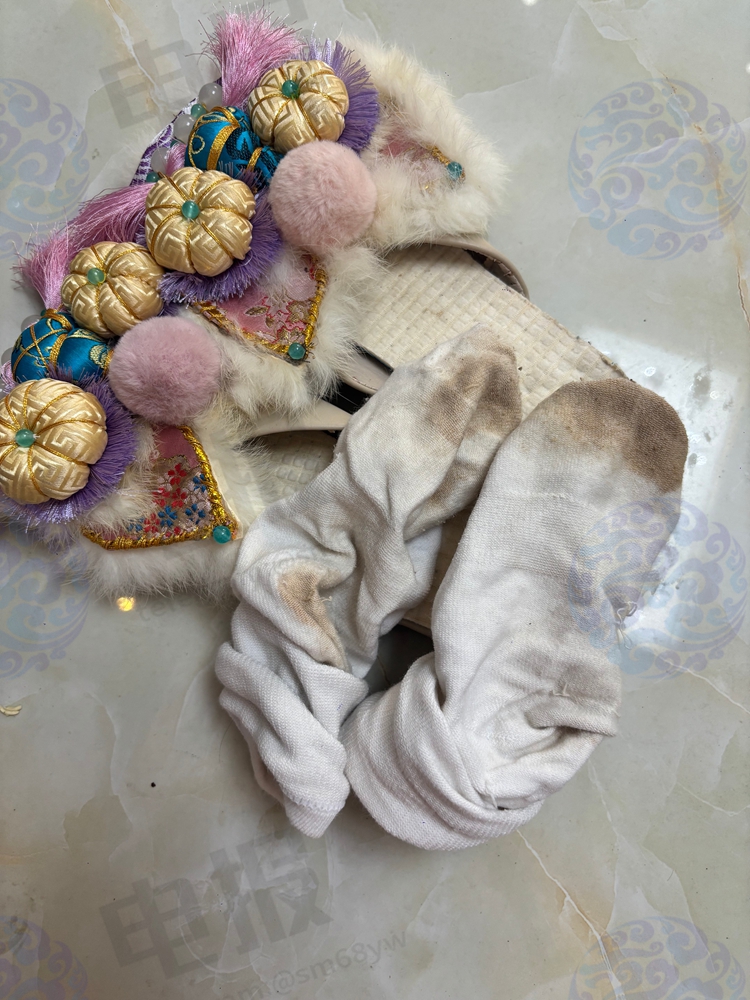 2yw899's tweet photo. 秋日宅家实录：穿棉袜啦，把薄背细腰藏进旧衣服。每天锻炼，饿得前胸贴后背，😋饭菜都要低盐少油的原味。省了洗头化��。 https://t.co/zr3rD078V1