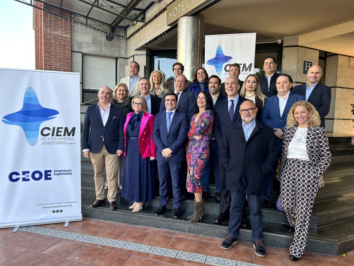 CIEMBadajoz's tweet photo. 🏆 Nuestro vicepresidente Mariano García Sardiña ha sido elegido Empresario de Badajoz 2026 en los Premios de @cronicabadajoz 

Desde #CIEM felicitamos a Mariano por un reconocimiento a más de tres décadas de trayectoria y compromiso con el tejido empresarial de Badajoz. https://t.co/ZYMcMIM4Rf