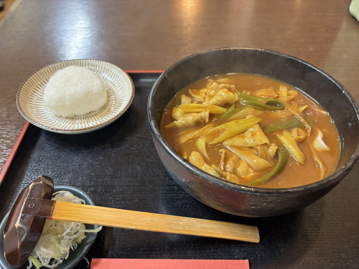 DmryZn's tweet photo. 旨辛スパイシーカレーうどん　10辛
天ぷら3品
イカ天
さすがに辛い😆でも美味しい！ごちそうさまでした👍
やっぱりうまいんだよなぁ😋
次はみどりちゃんか、濃厚豆乳味噌の肉味噌うどんかなぁ👍
ごちそうさまでした！
レイコーもありがとうございました！

#瑞生庵 https://t.co/T7eGht9tSJ