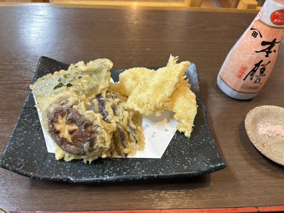 DmryZn's tweet photo. 旨辛スパイシーカレーうどん　10辛
天ぷら3品
イカ天
さすがに辛い😆でも美味しい！ごちそうさまでした👍
やっぱりうまいんだよなぁ😋
次はみどりちゃんか、濃厚豆乳味噌の肉味噌うどんかなぁ👍
ごちそうさまでした！
レイコーもありがとうございました！

#瑞生庵 https://t.co/T7eGht9tSJ