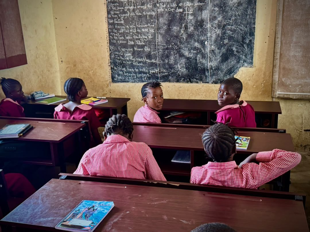 UNDPSierraLeone's tweet photo. A desk can make a difference!

At Joy Preparatory &amp; Primary School in Regent, 70 new desks and chairs provided through #China–#UNDP &amp; #GOSL, furniture project improving the everyday learning for pupils.

More comfort to learn. A more dignified place to grow. #ChinaAid #UNDP https://t.co/4DMJFMjQ6E