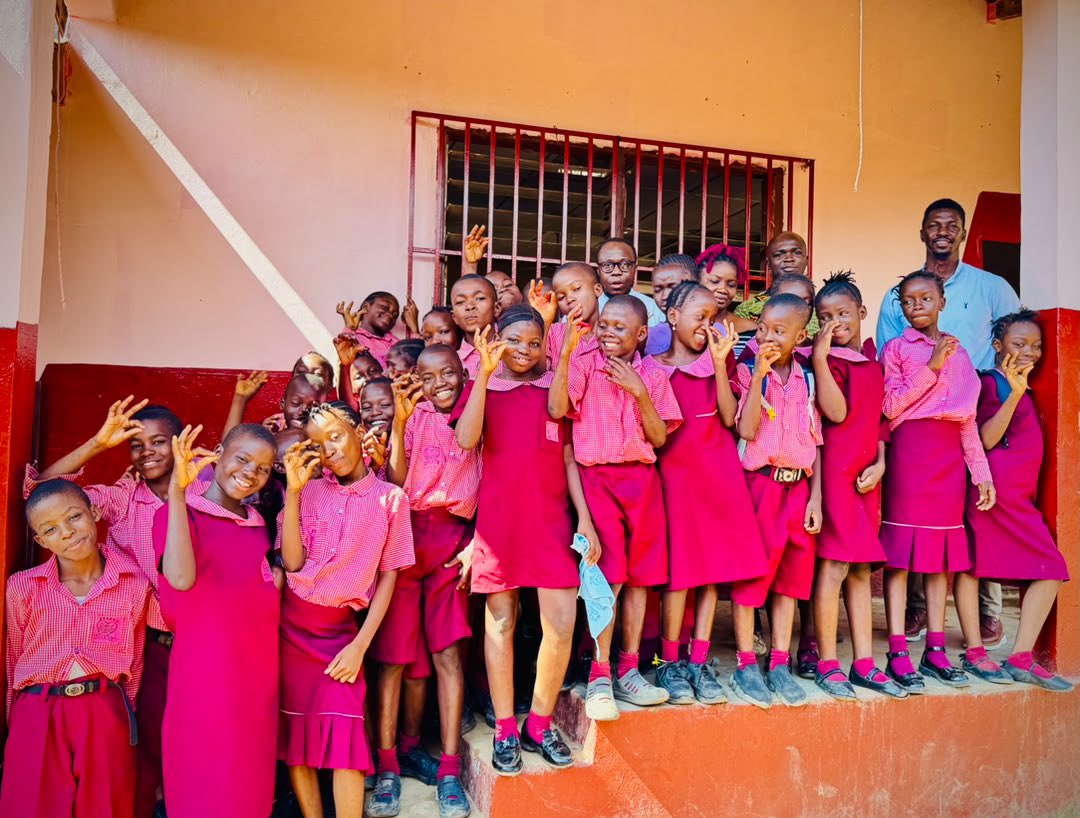UNDPSierraLeone's tweet photo. A desk can make a difference!

At Joy Preparatory &amp; Primary School in Regent, 70 new desks and chairs provided through #China–#UNDP &amp; #GOSL, furniture project improving the everyday learning for pupils.

More comfort to learn. A more dignified place to grow. #ChinaAid #UNDP https://t.co/4DMJFMjQ6E