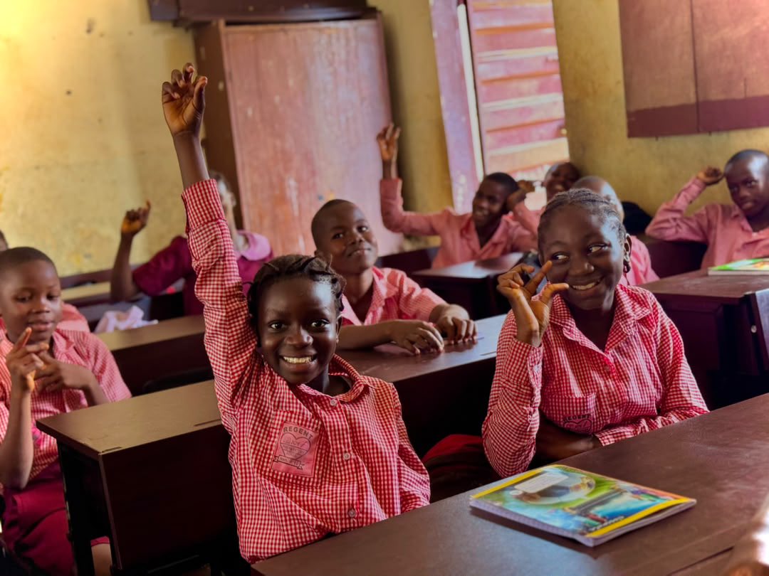 UNDPSierraLeone's tweet photo. A desk can make a difference!

At Joy Preparatory &amp; Primary School in Regent, 70 new desks and chairs provided through #China–#UNDP &amp; #GOSL, furniture project improving the everyday learning for pupils.

More comfort to learn. A more dignified place to grow. #ChinaAid #UNDP https://t.co/4DMJFMjQ6E