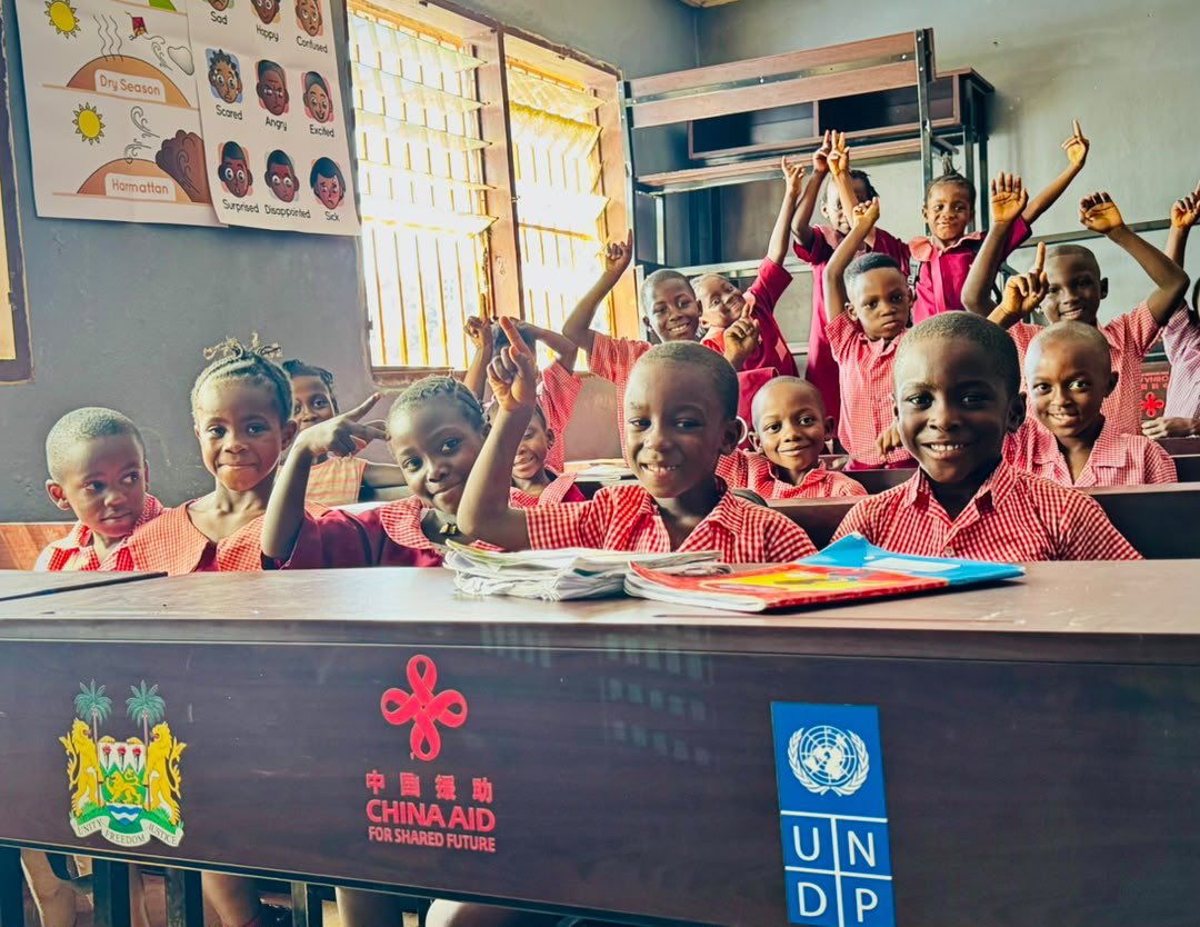UNDPSierraLeone's tweet photo. A desk can make a difference!

At Joy Preparatory &amp; Primary School in Regent, 70 new desks and chairs provided through #China–#UNDP &amp; #GOSL, furniture project improving the everyday learning for pupils.

More comfort to learn. A more dignified place to grow. #ChinaAid #UNDP https://t.co/4DMJFMjQ6E